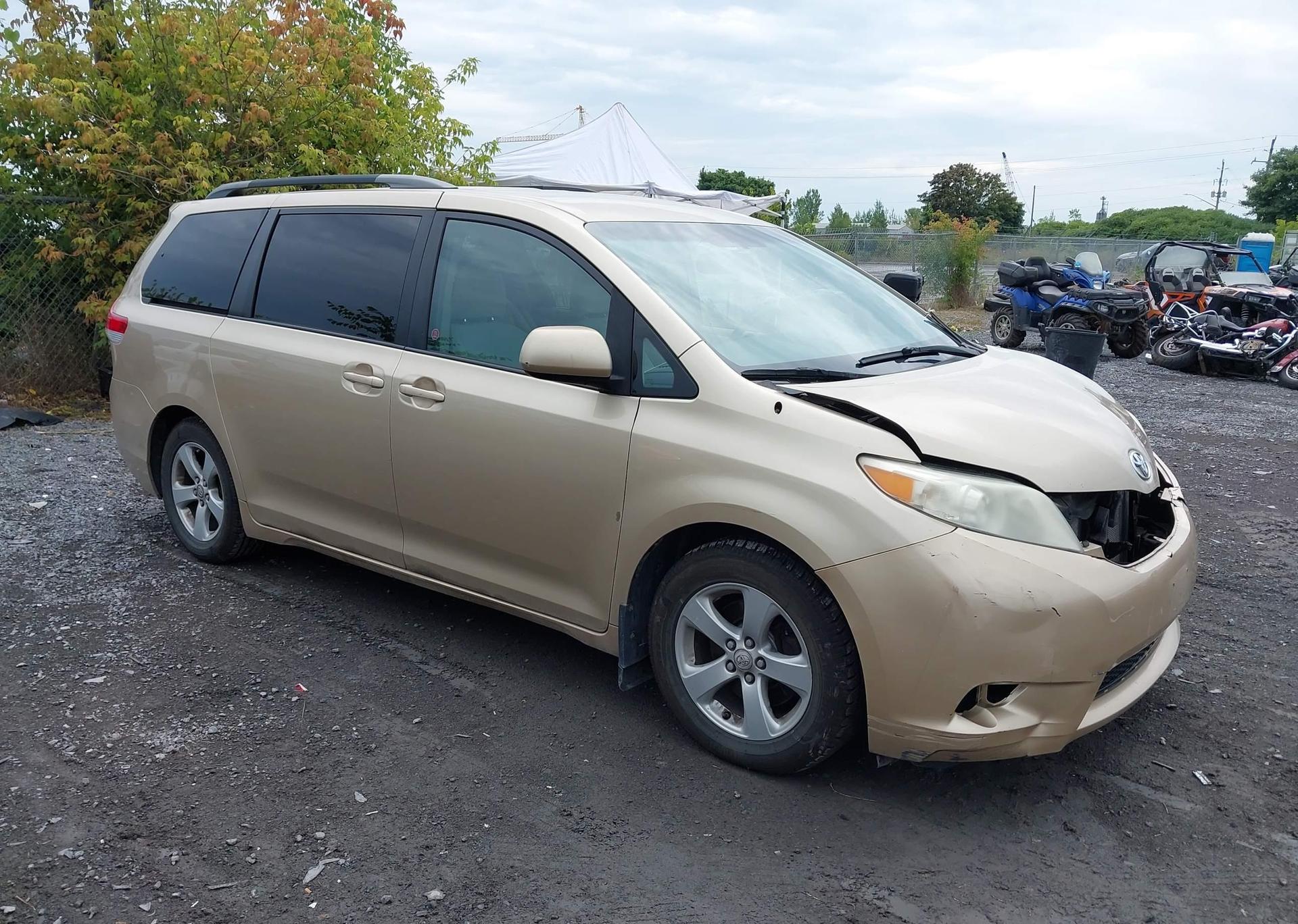 2011 TOYOTA SIENNA LE