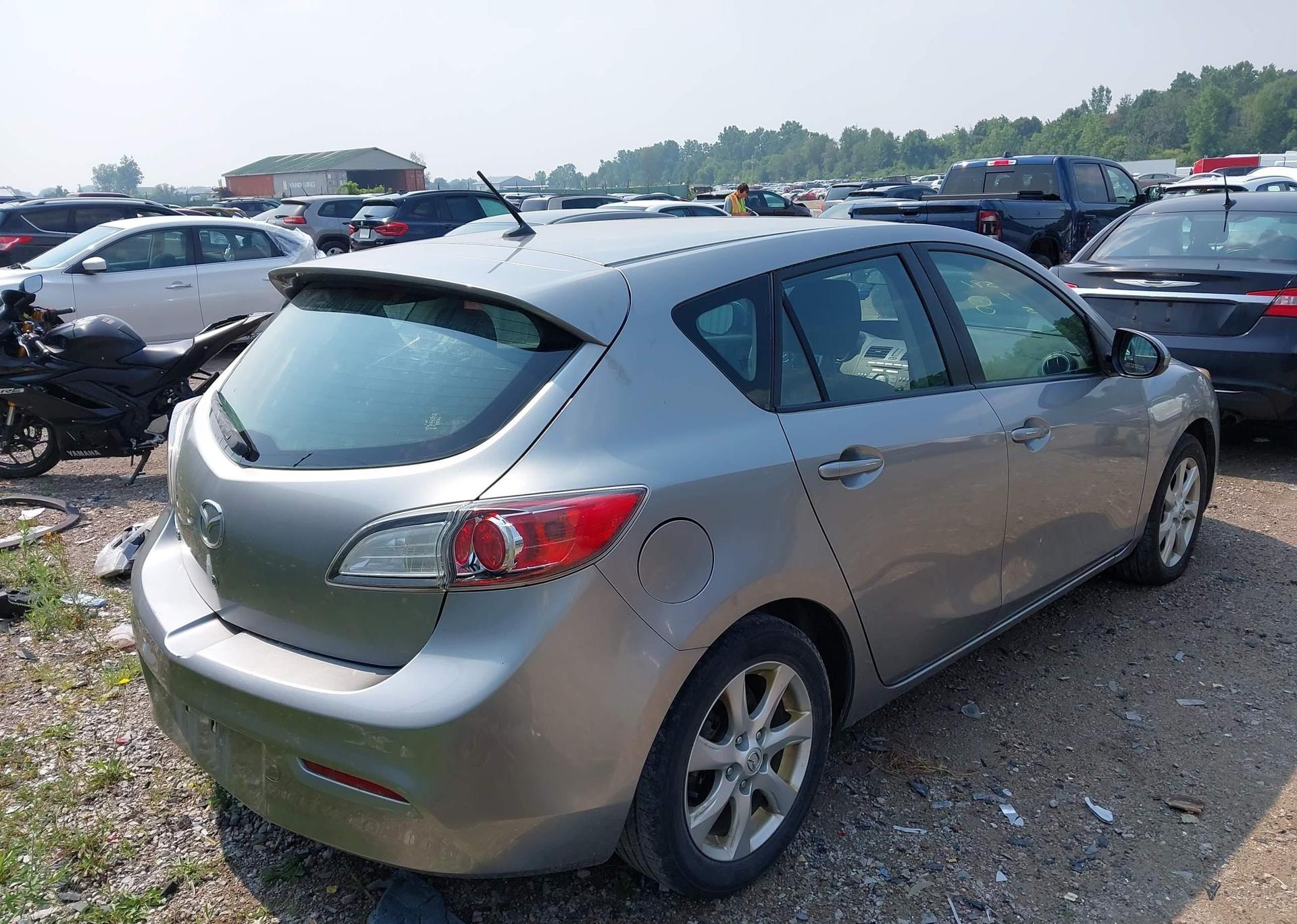 2011 MAZDA 3 I
