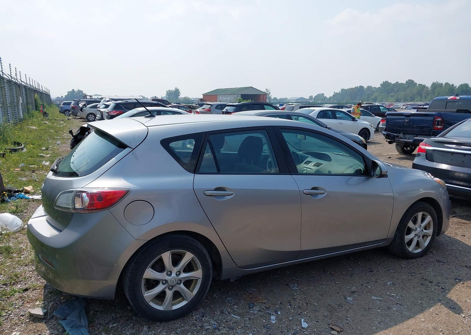 2011 MAZDA 3 I