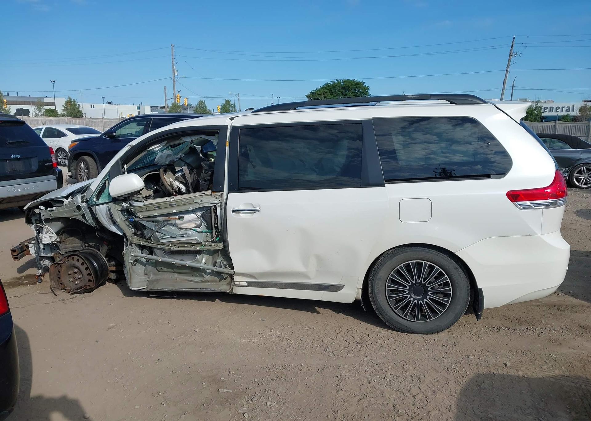 2011 TOYOTA SIENNA XLE