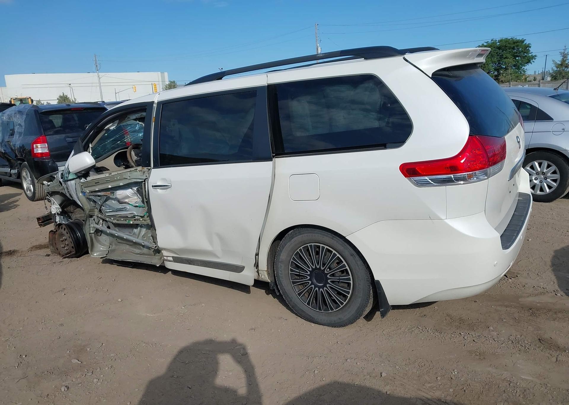 2011 TOYOTA SIENNA XLE