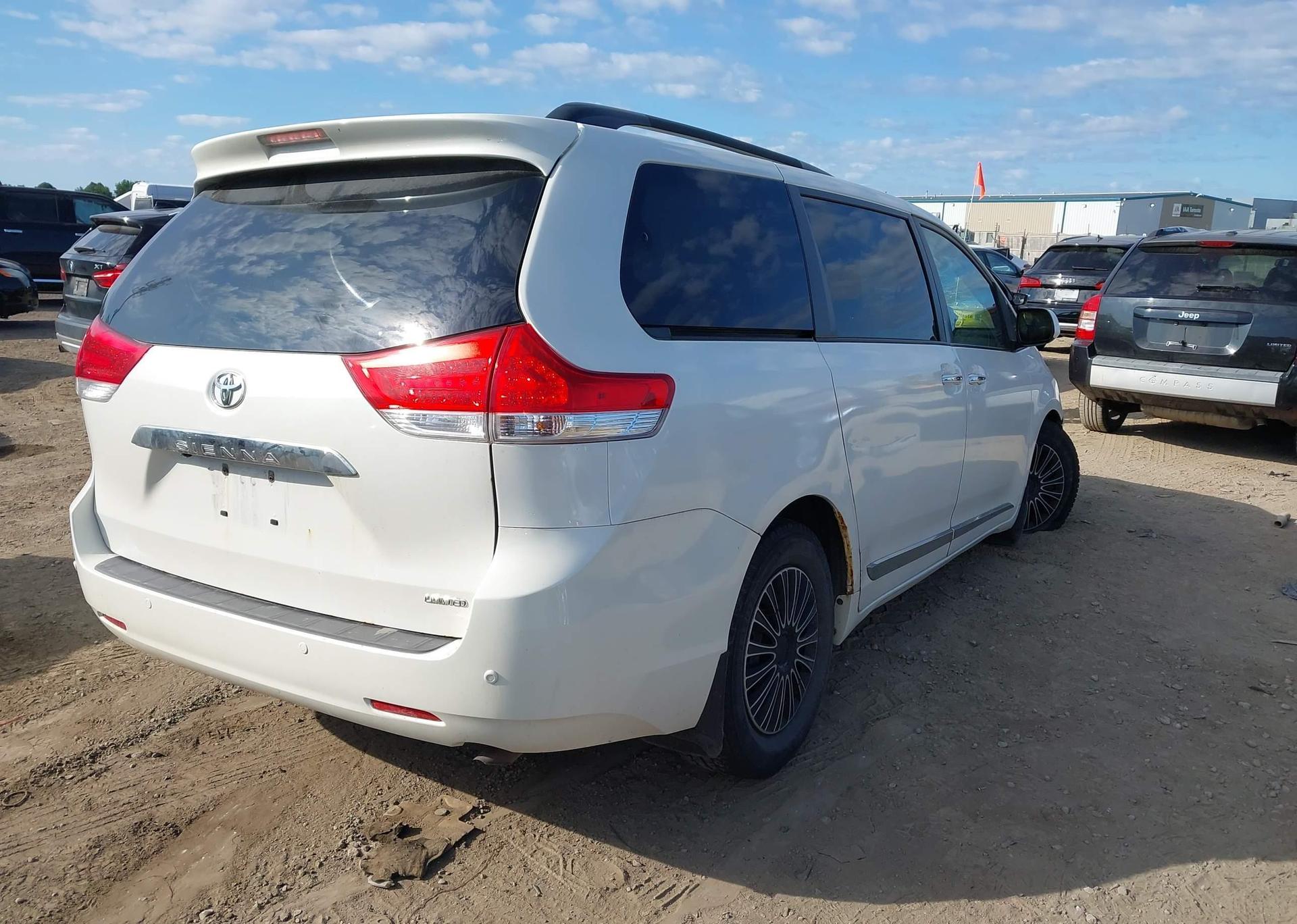 2011 TOYOTA SIENNA XLE