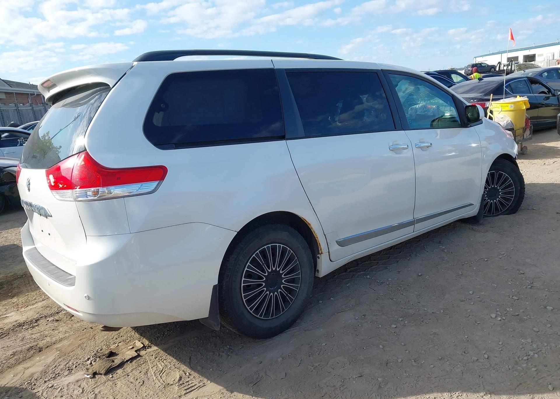 2011 TOYOTA SIENNA XLE