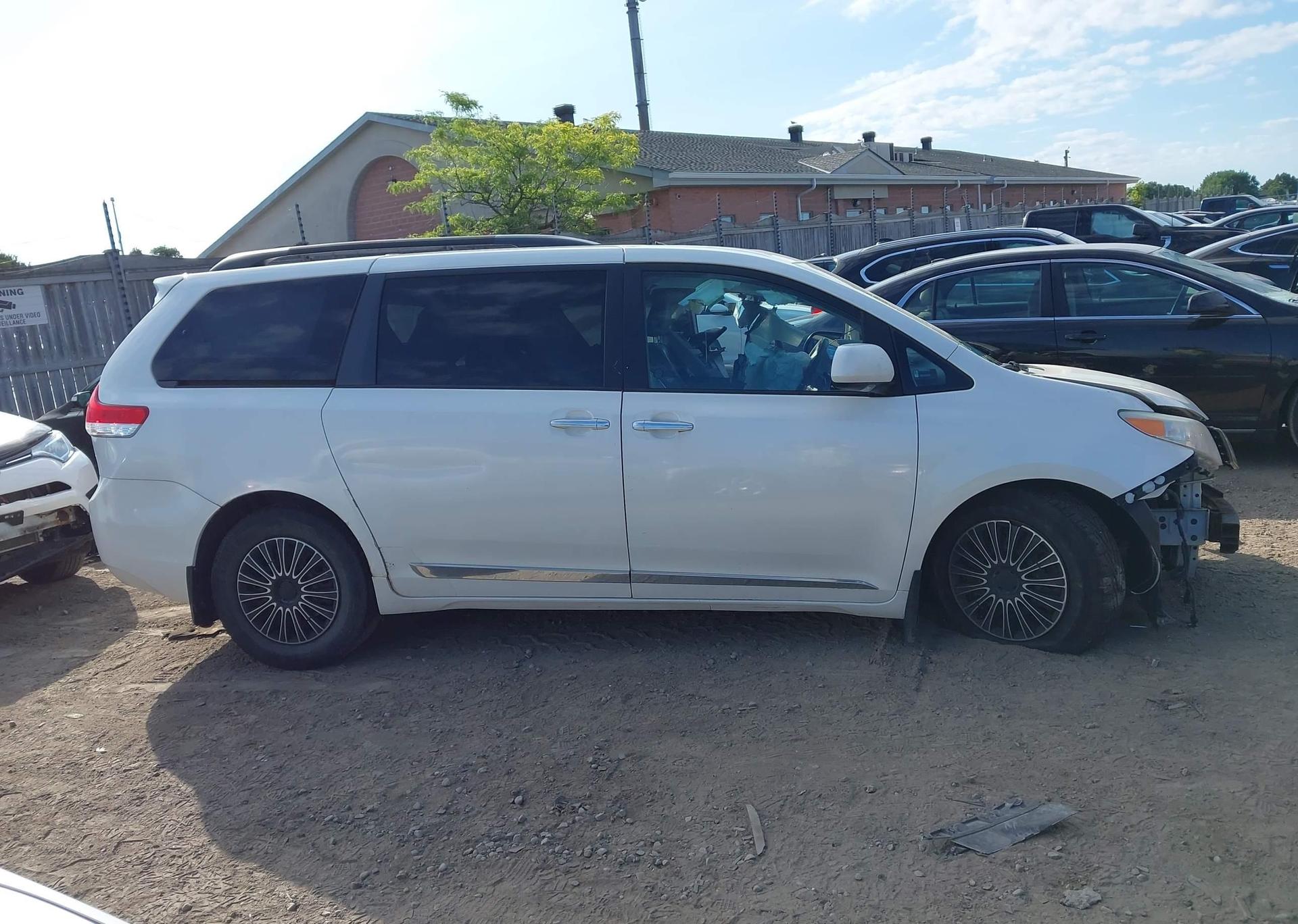 2011 TOYOTA SIENNA XLE