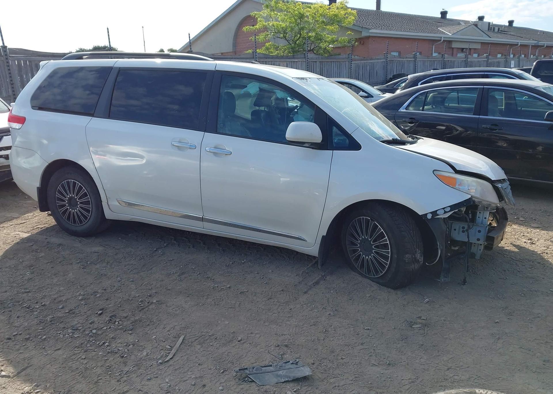 2011 TOYOTA SIENNA XLE