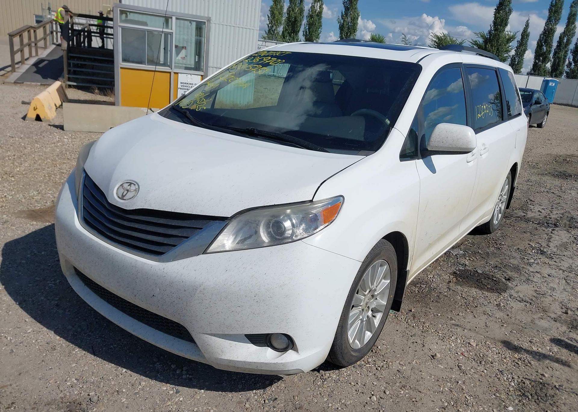2011 TOYOTA SIENNA XLE