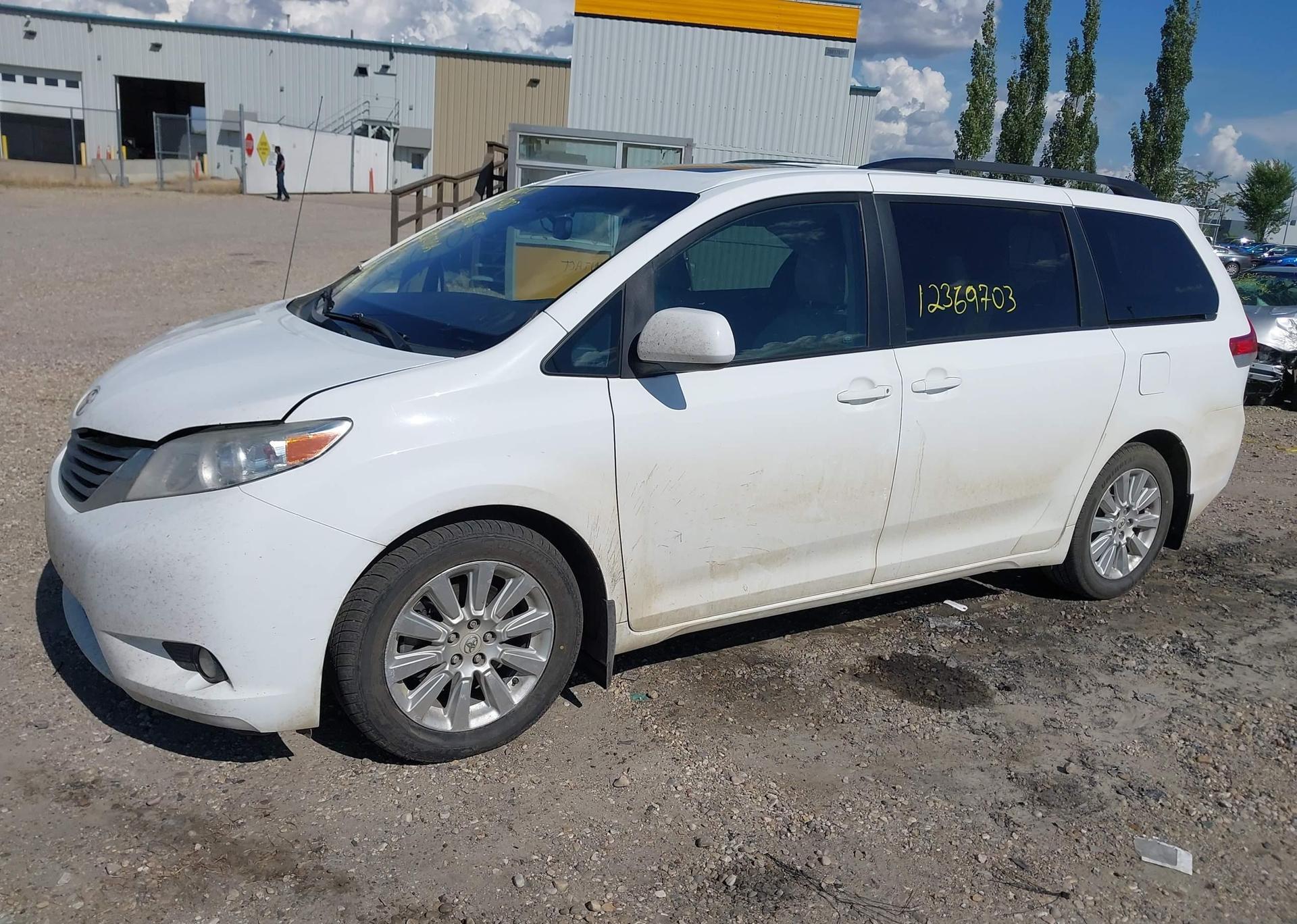 2011 TOYOTA SIENNA XLE