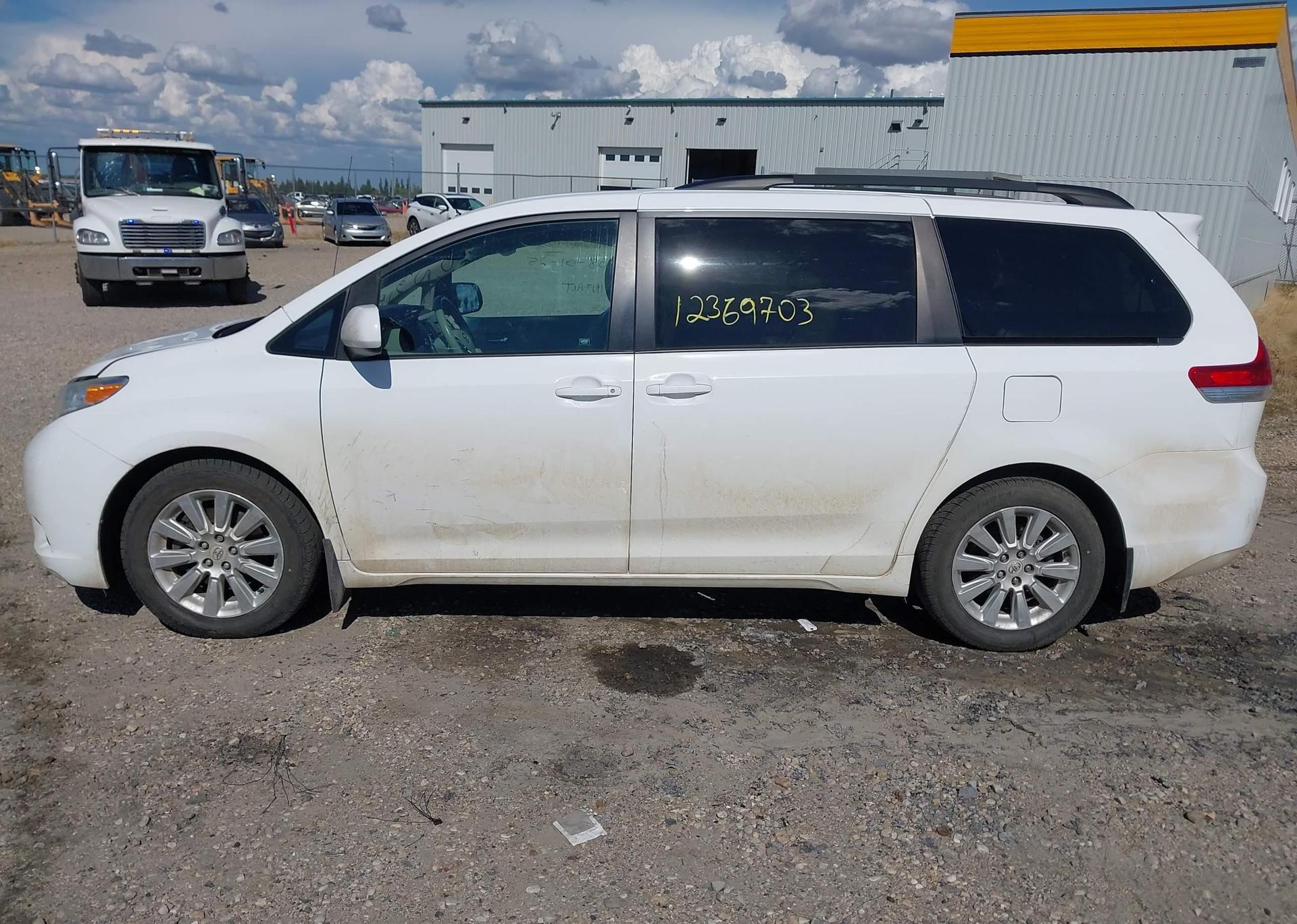 2011 TOYOTA SIENNA XLE