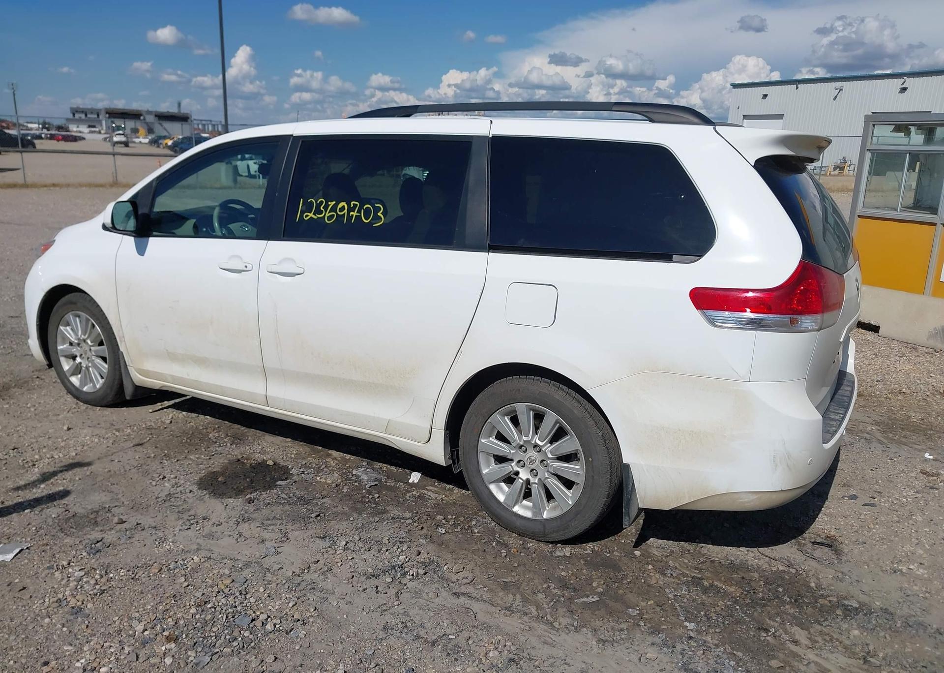 2011 TOYOTA SIENNA XLE