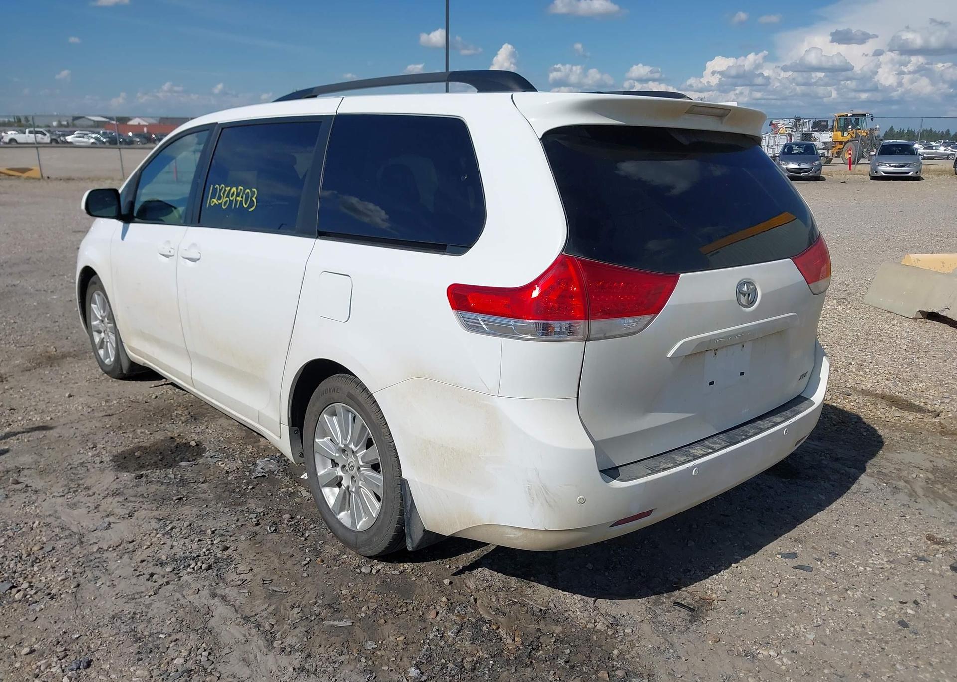 2011 TOYOTA SIENNA XLE