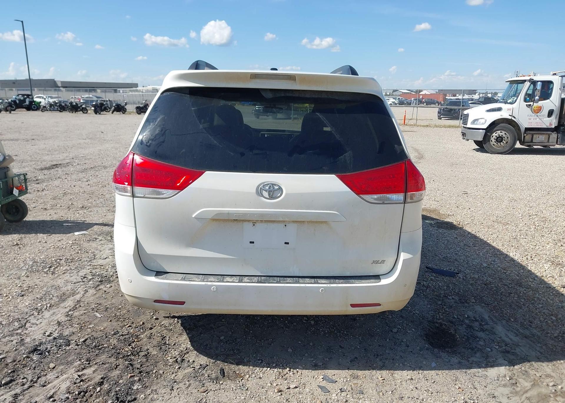2011 TOYOTA SIENNA XLE