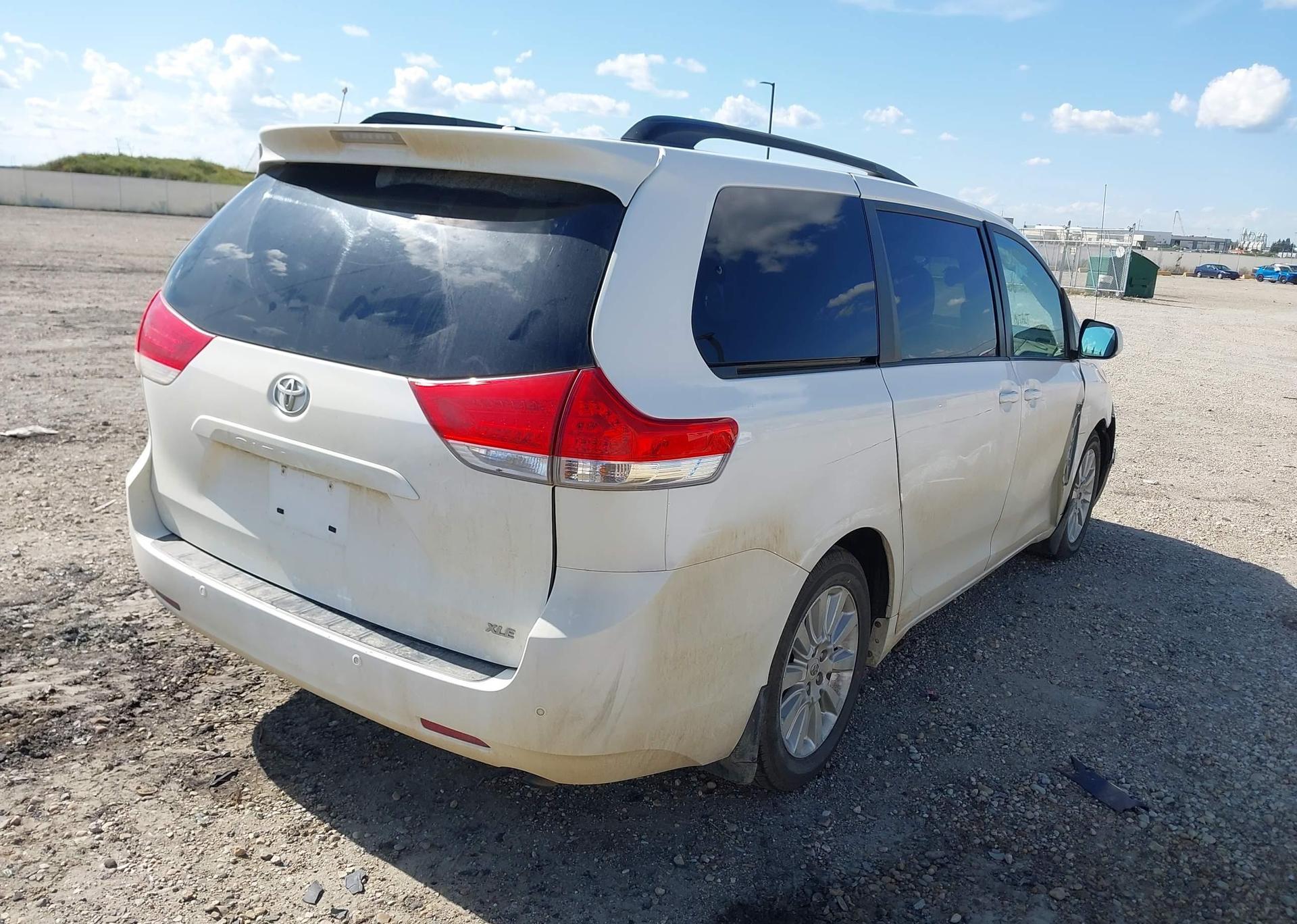 2011 TOYOTA SIENNA XLE