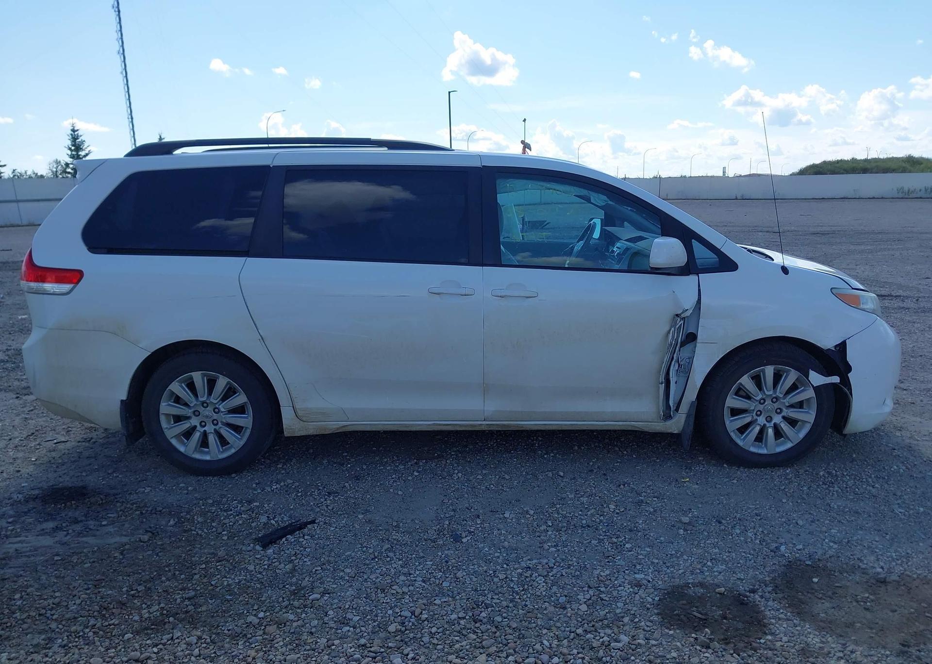 2011 TOYOTA SIENNA XLE
