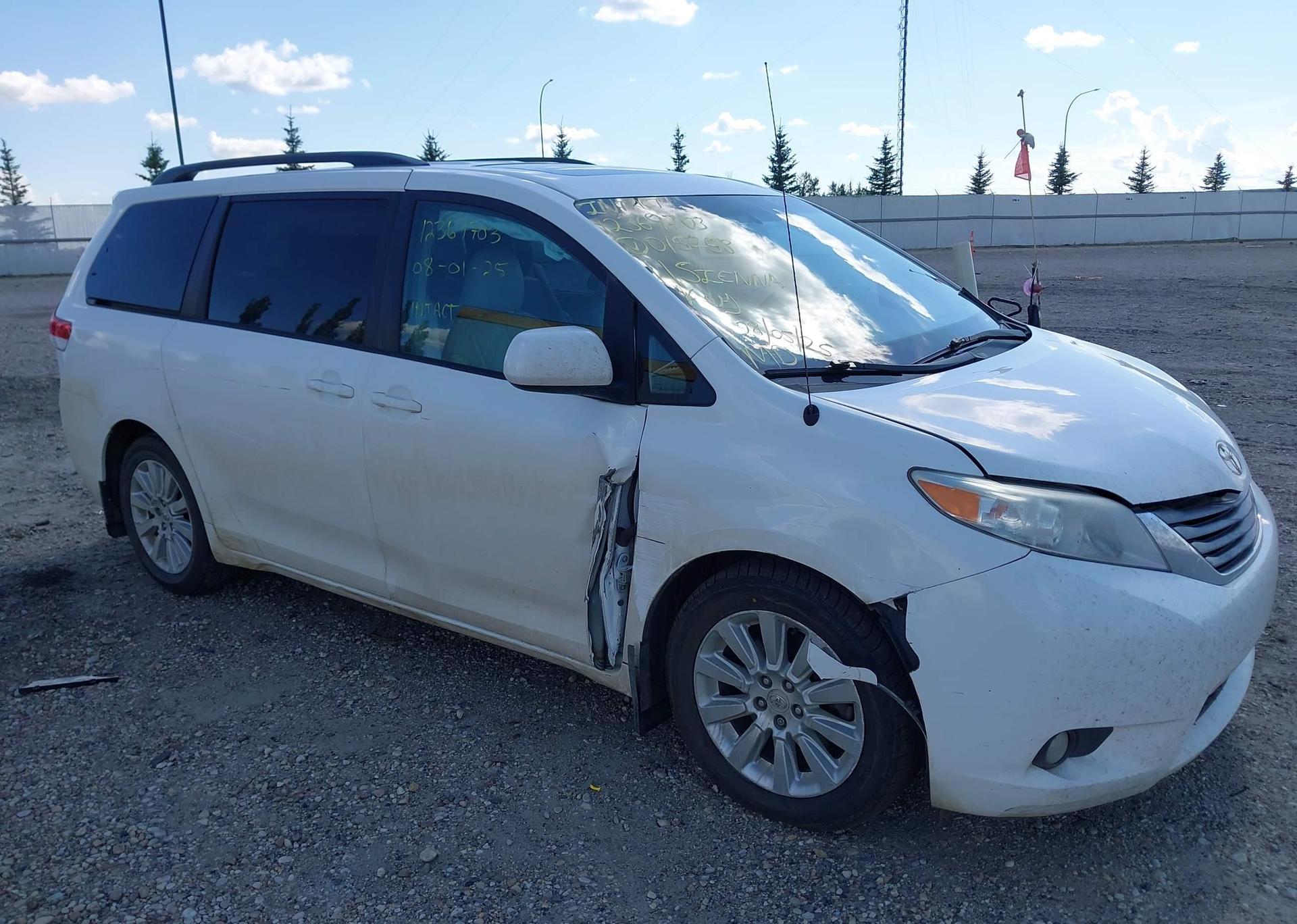 2011 TOYOTA SIENNA XLE