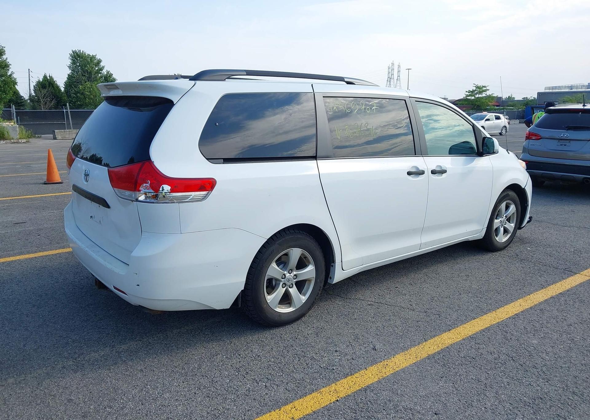 2012 TOYOTA SIENNA