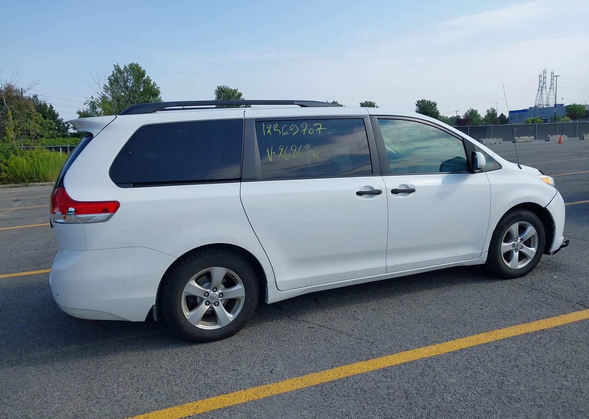 2012 TOYOTA SIENNA