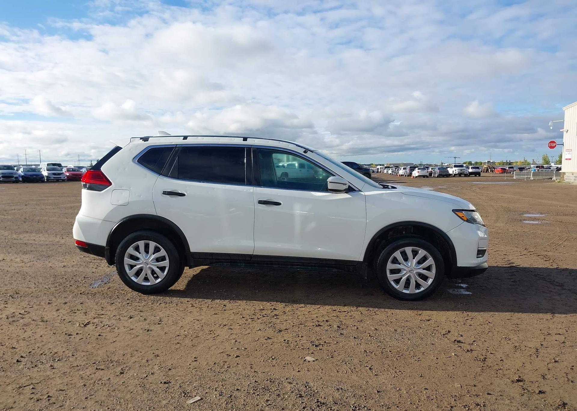 2017 NISSAN ROGUE SV