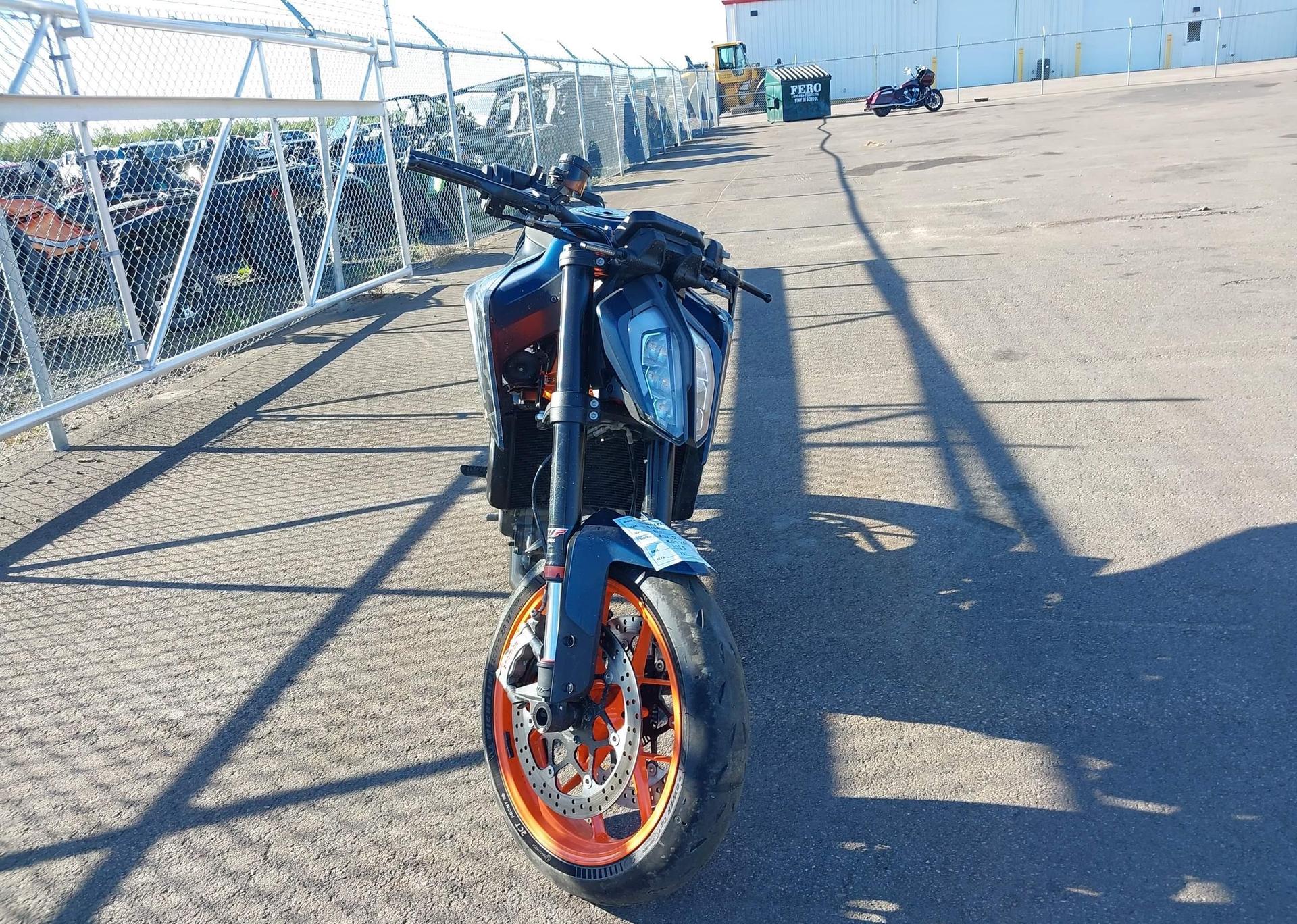 2022 KTM 890 DUKE R