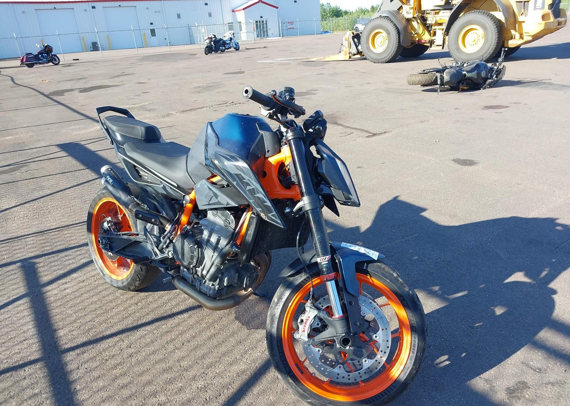 2022 KTM 890 DUKE R