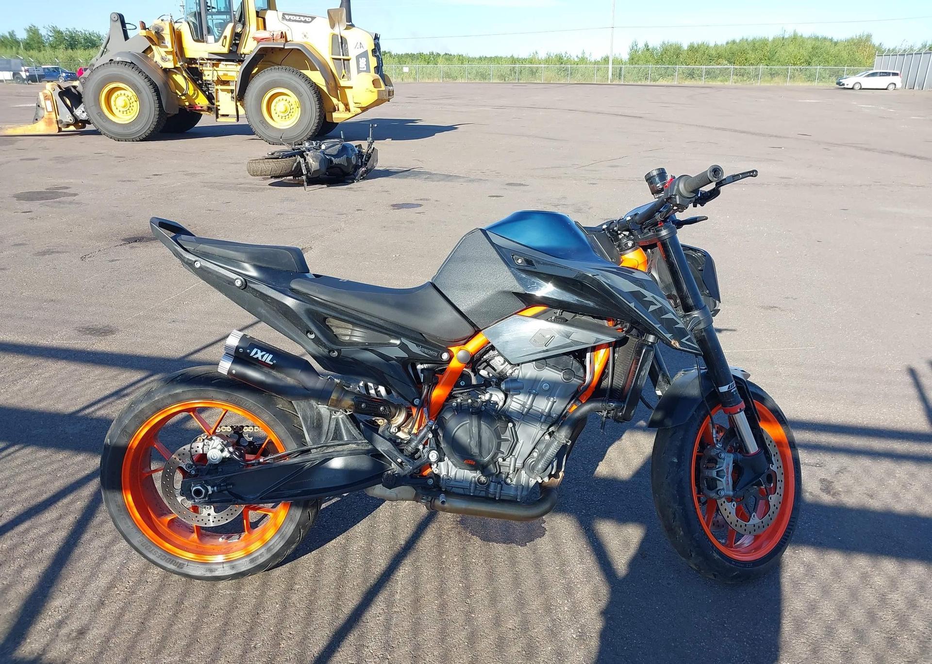 2022 KTM 890 DUKE R