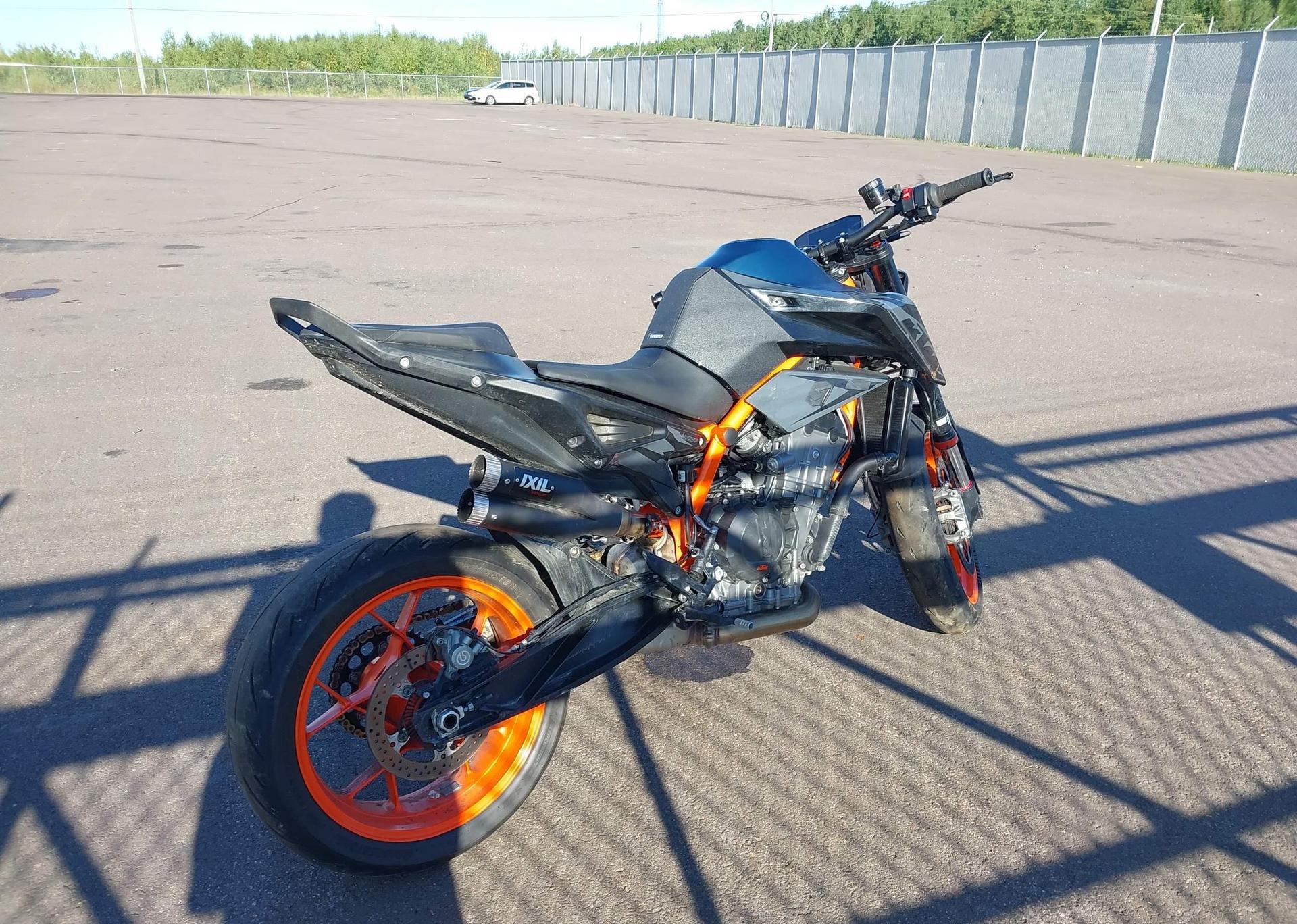 2022 KTM 890 DUKE R