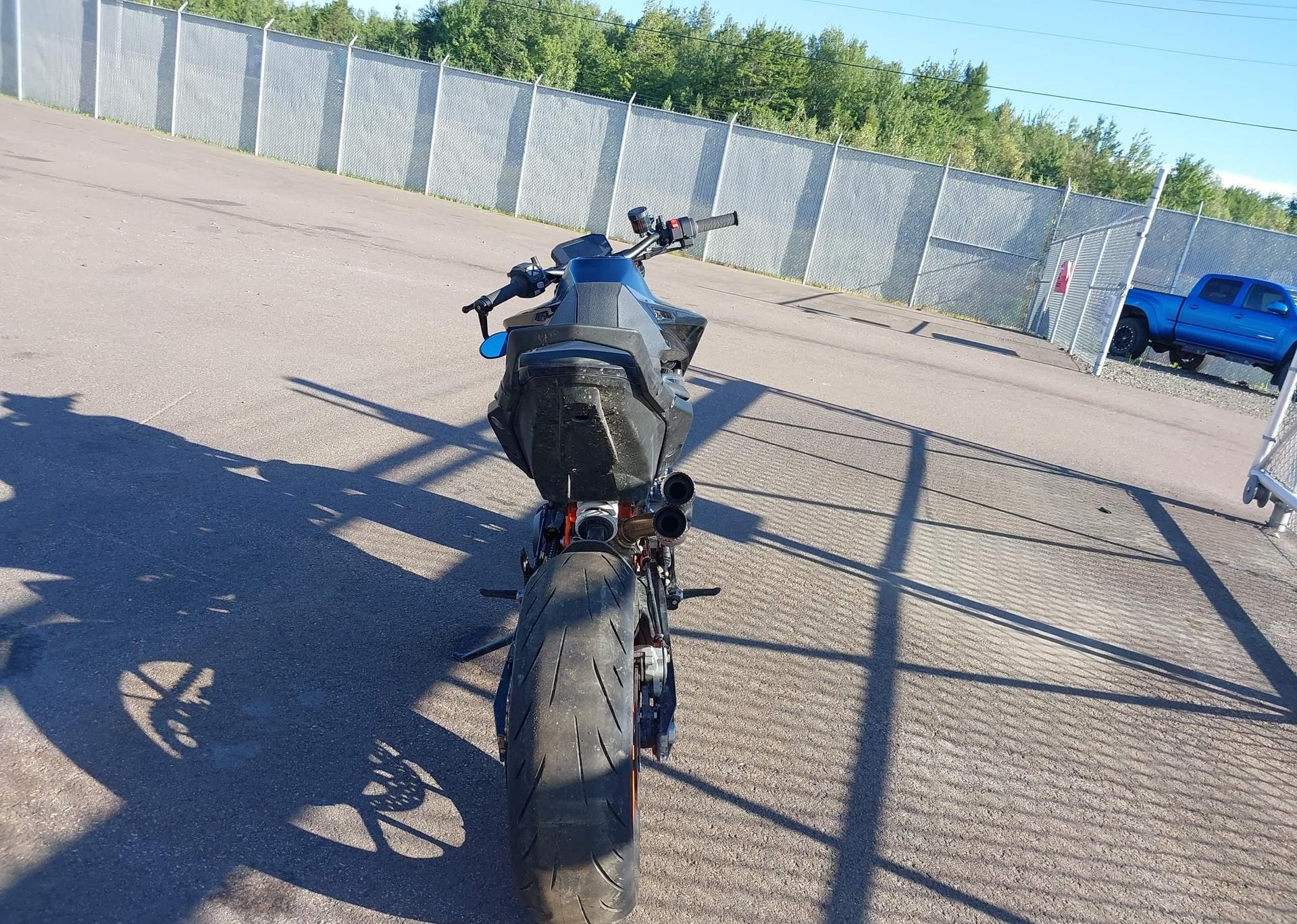 2022 KTM 890 DUKE R
