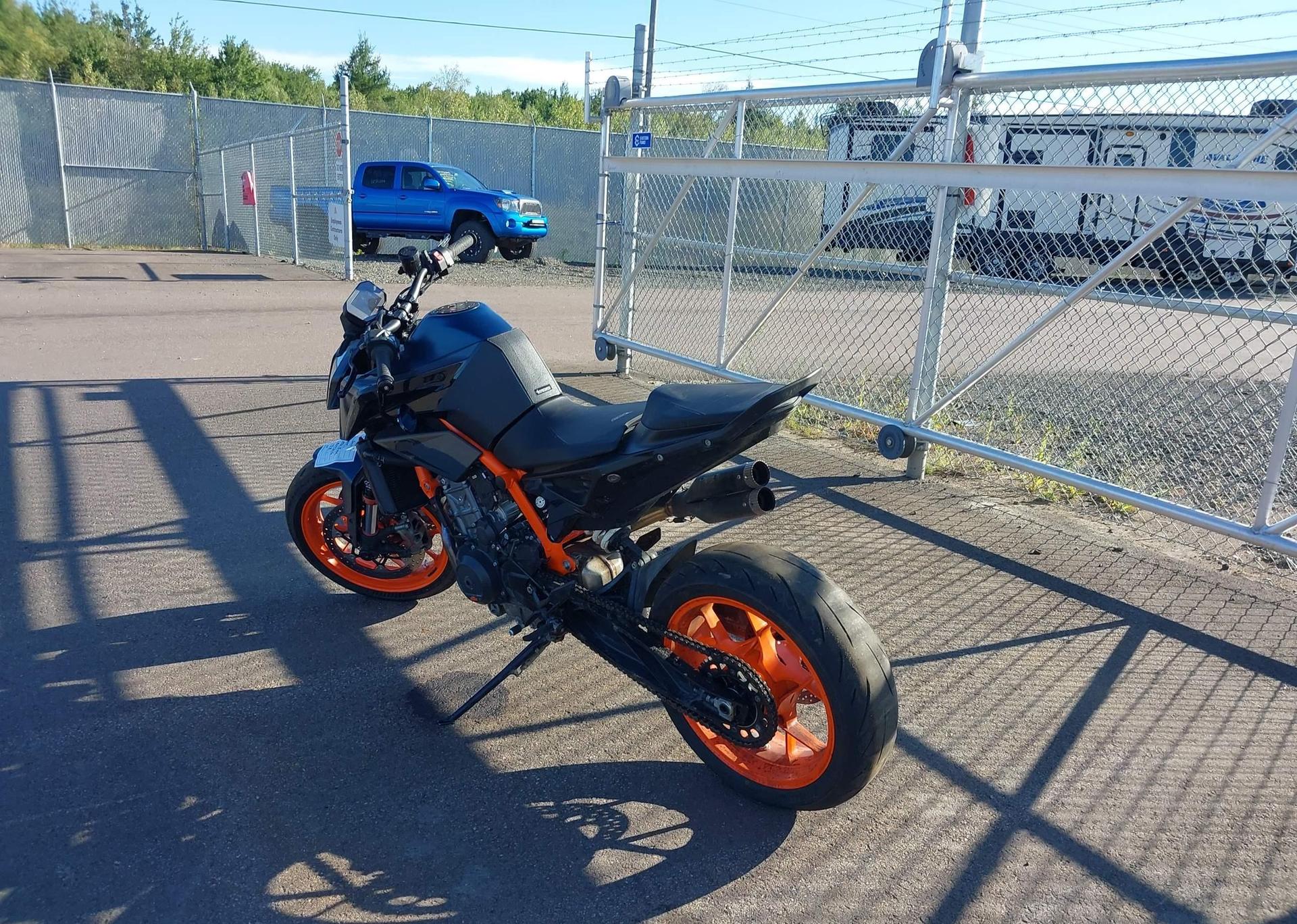 2022 KTM 890 DUKE R
