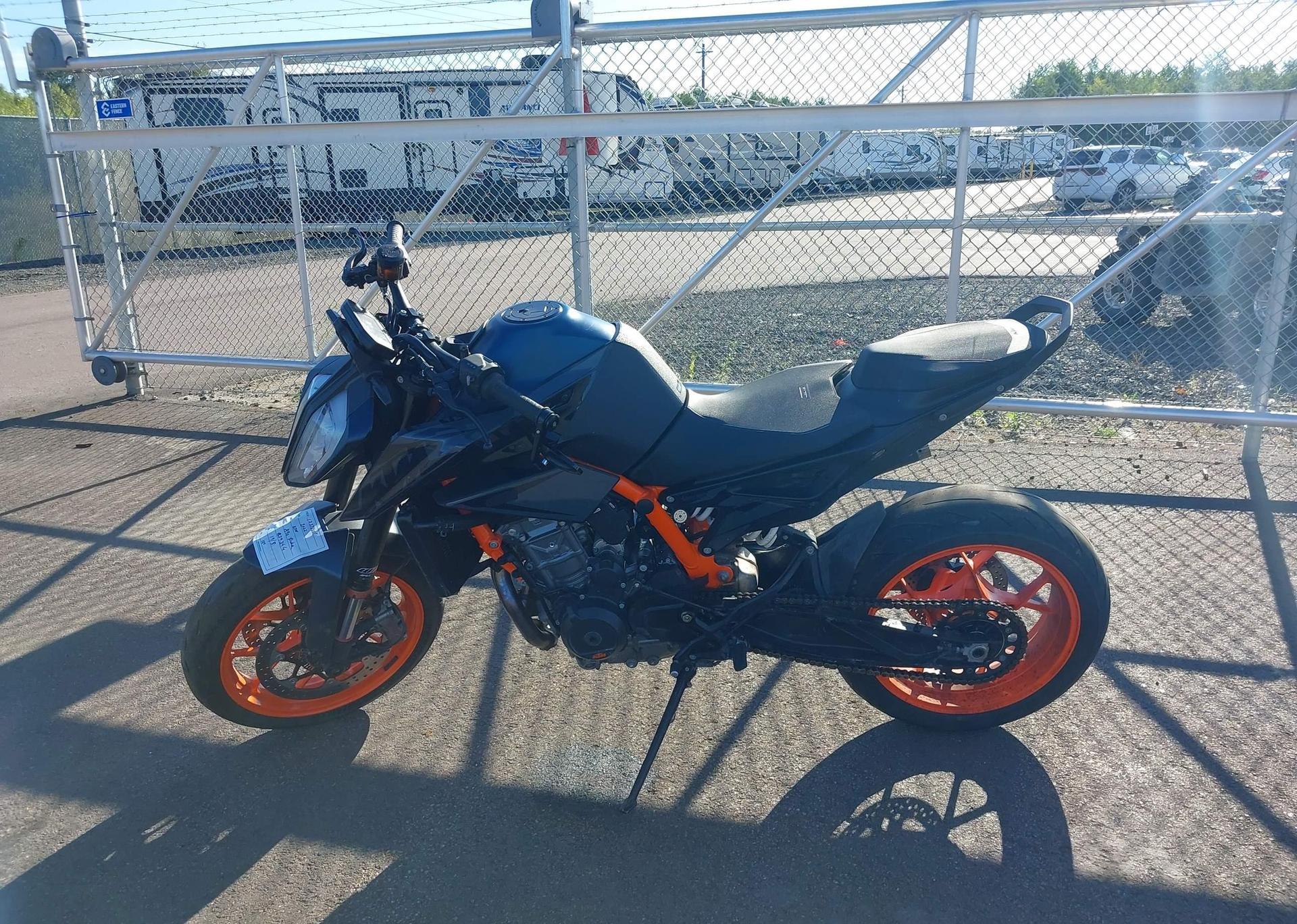 2022 KTM 890 DUKE R