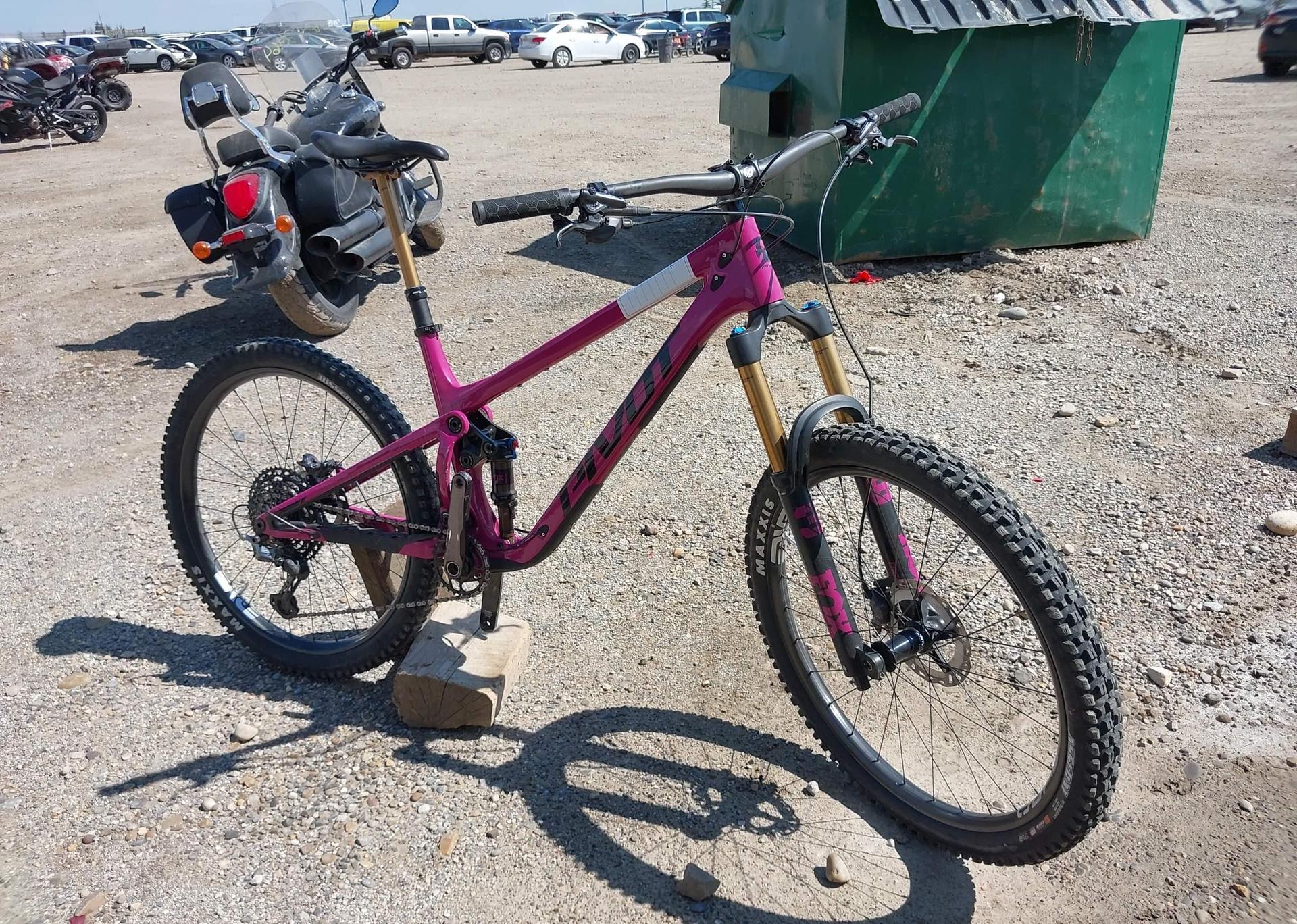 2025 PIVOT CYCLES SHADOWCAT