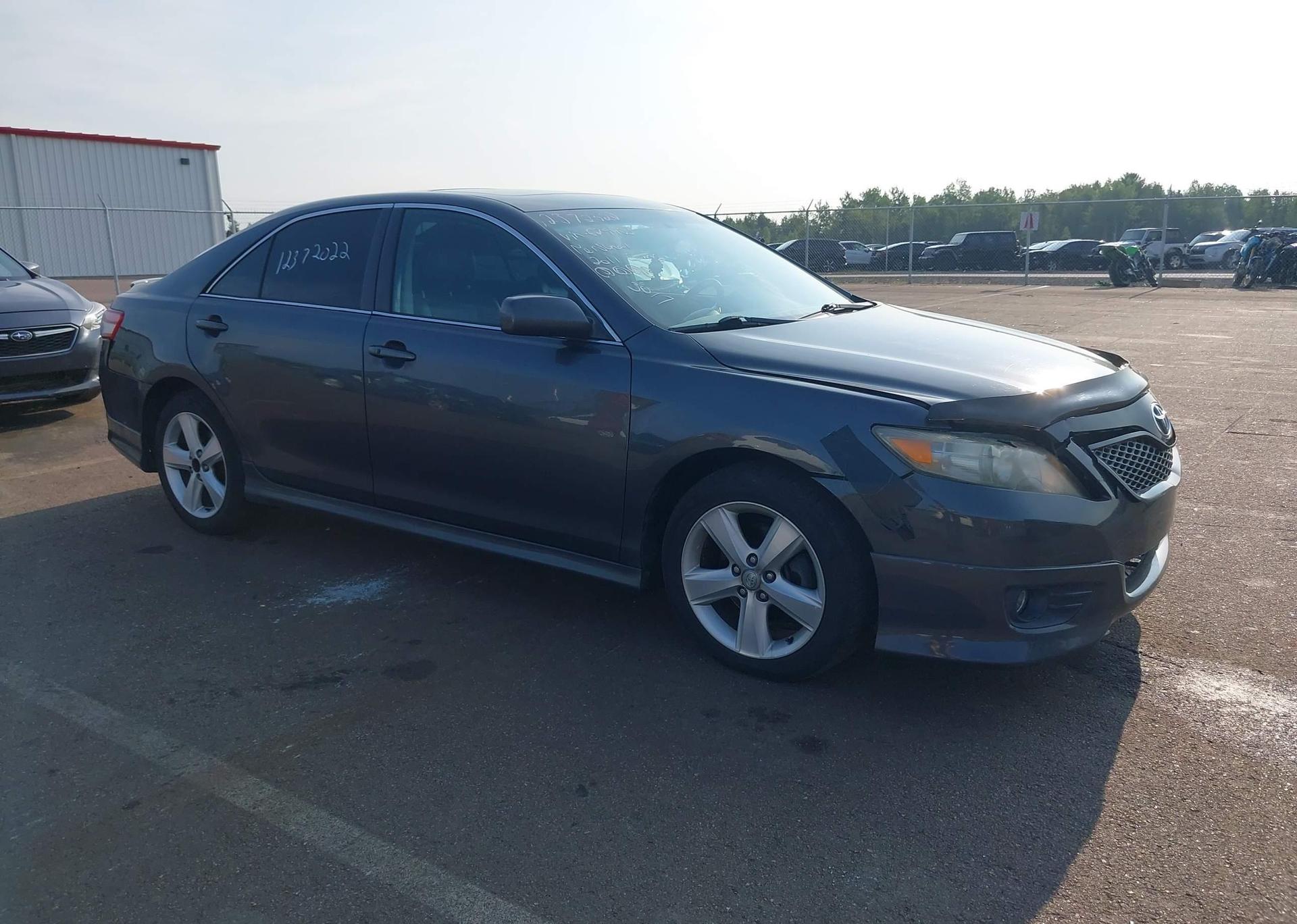 2011 TOYOTA CAMRY SE