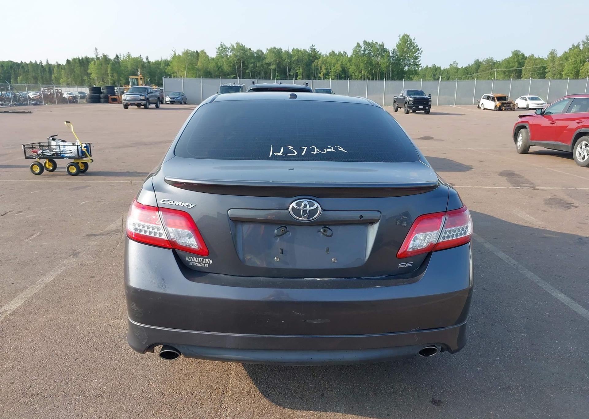 2011 TOYOTA CAMRY SE
