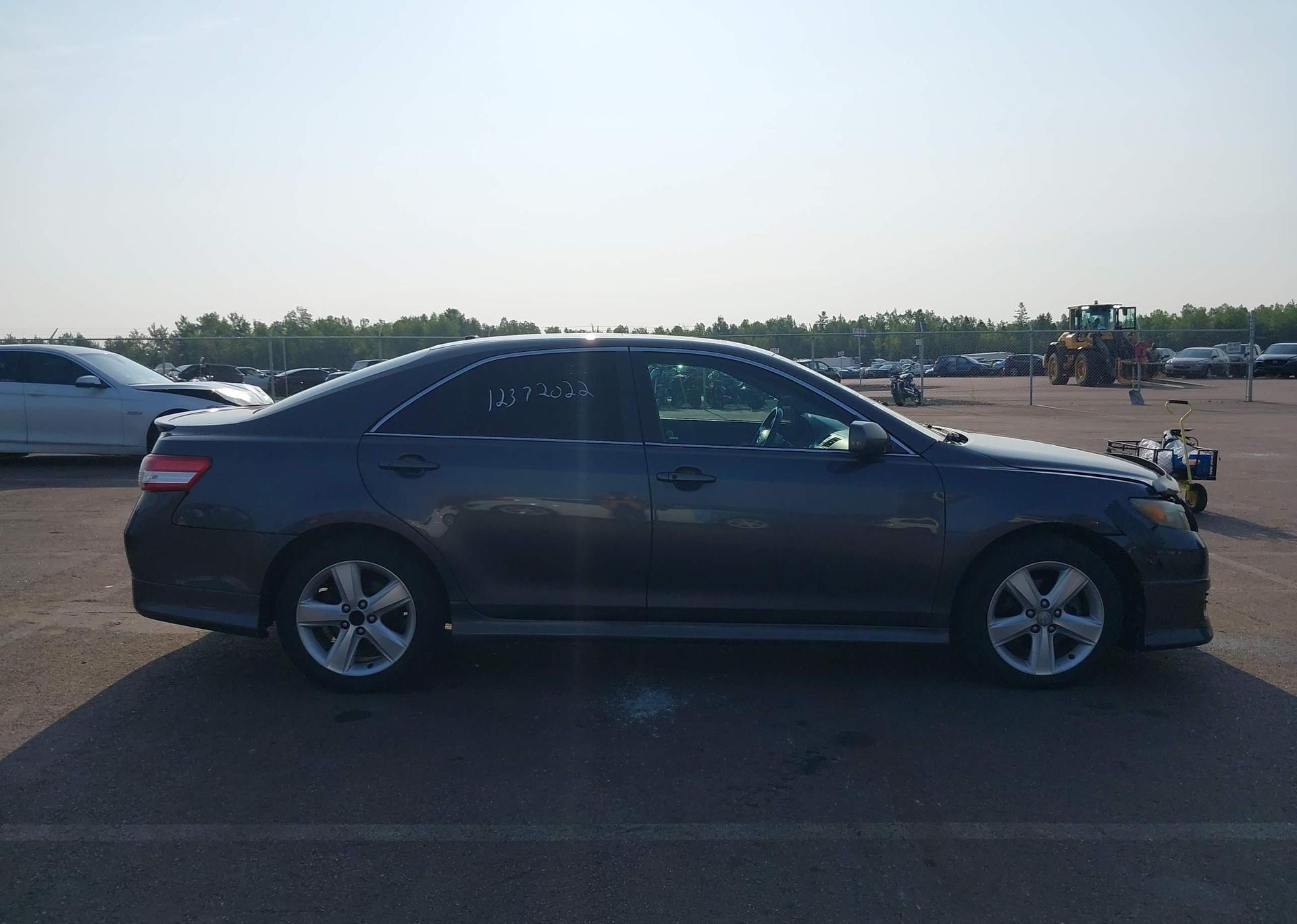 2011 TOYOTA CAMRY SE