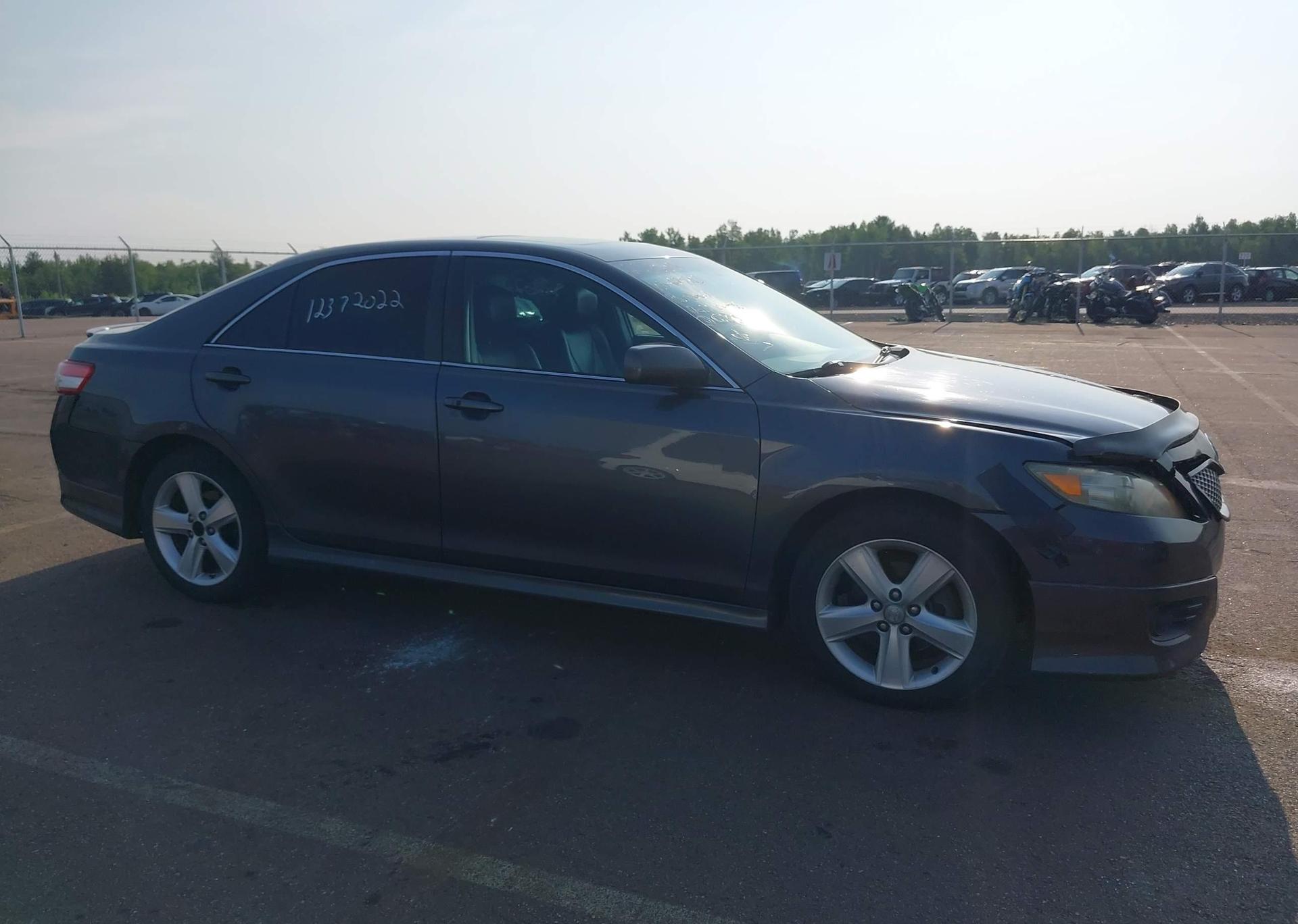2011 TOYOTA CAMRY SE
