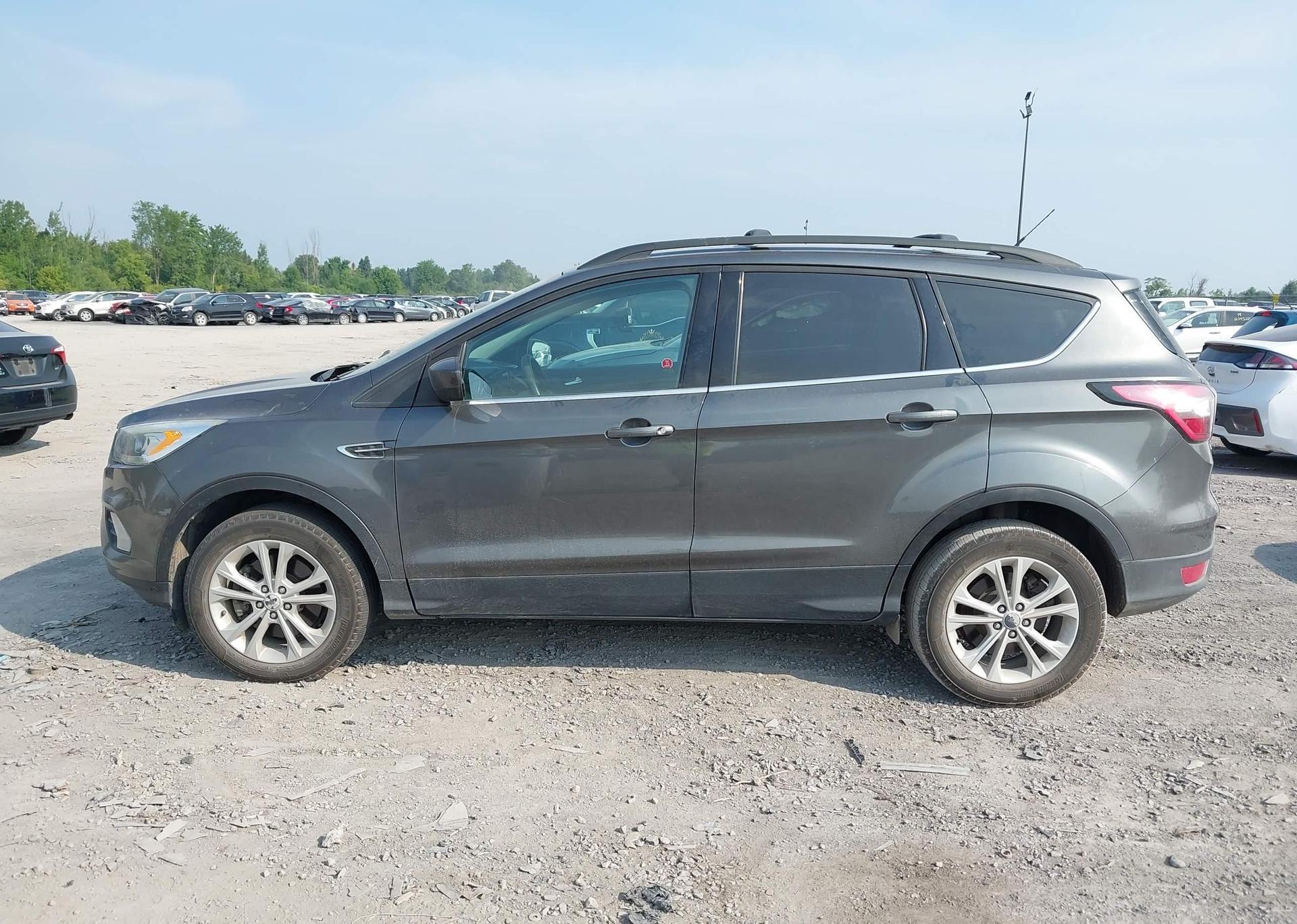 2017 FORD ESCAPE SE