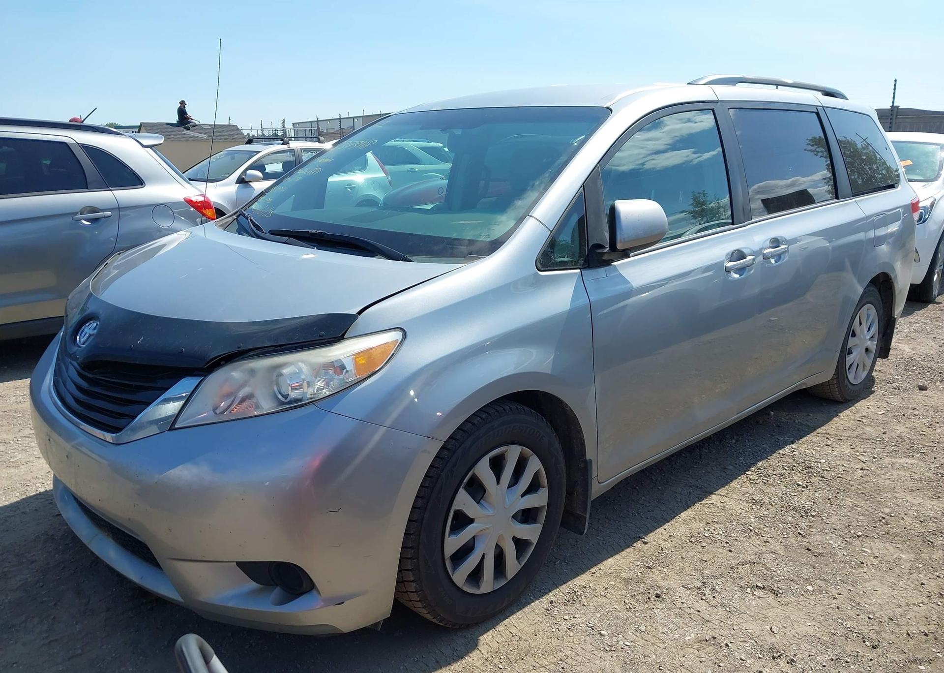 2011 TOYOTA SIENNA LE