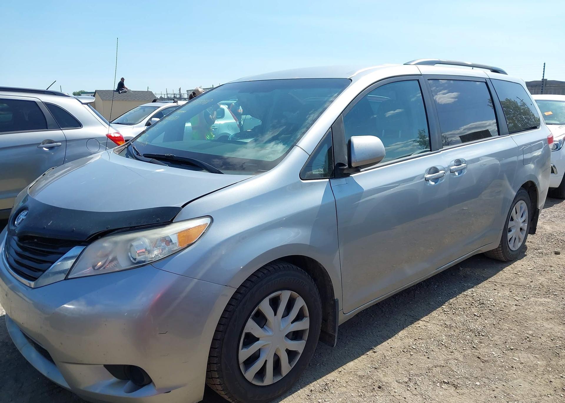 2011 TOYOTA SIENNA LE