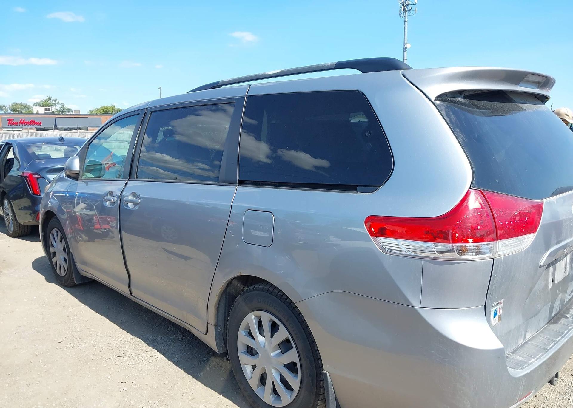 2011 TOYOTA SIENNA LE