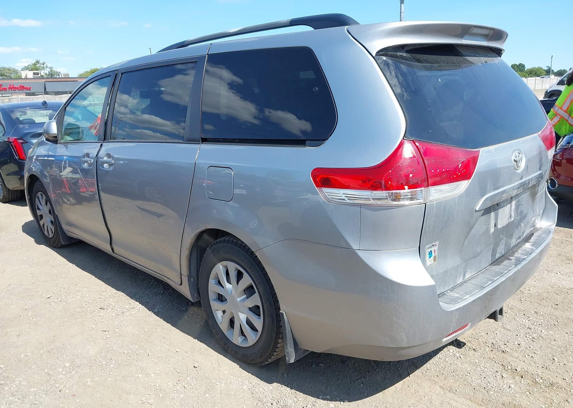 2011 TOYOTA SIENNA LE