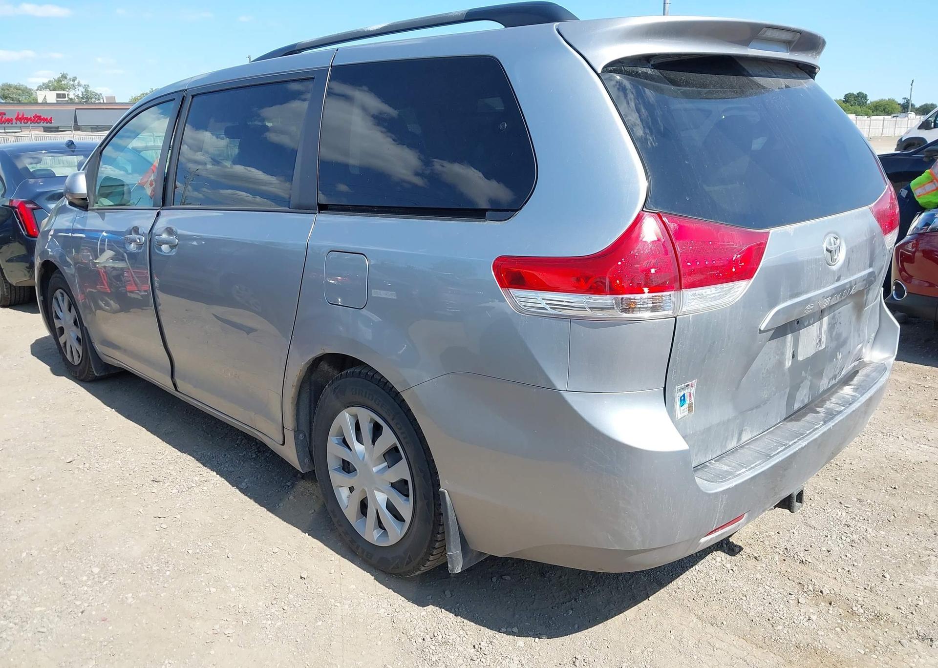 2011 TOYOTA SIENNA LE