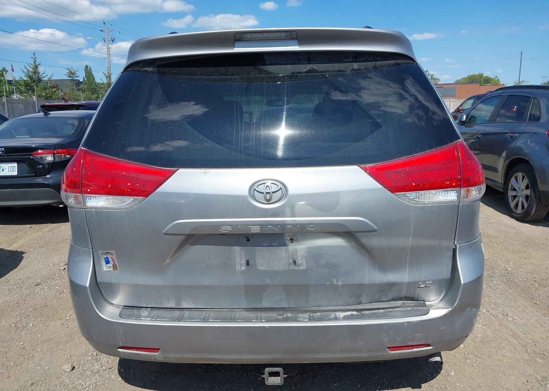 2011 TOYOTA SIENNA LE