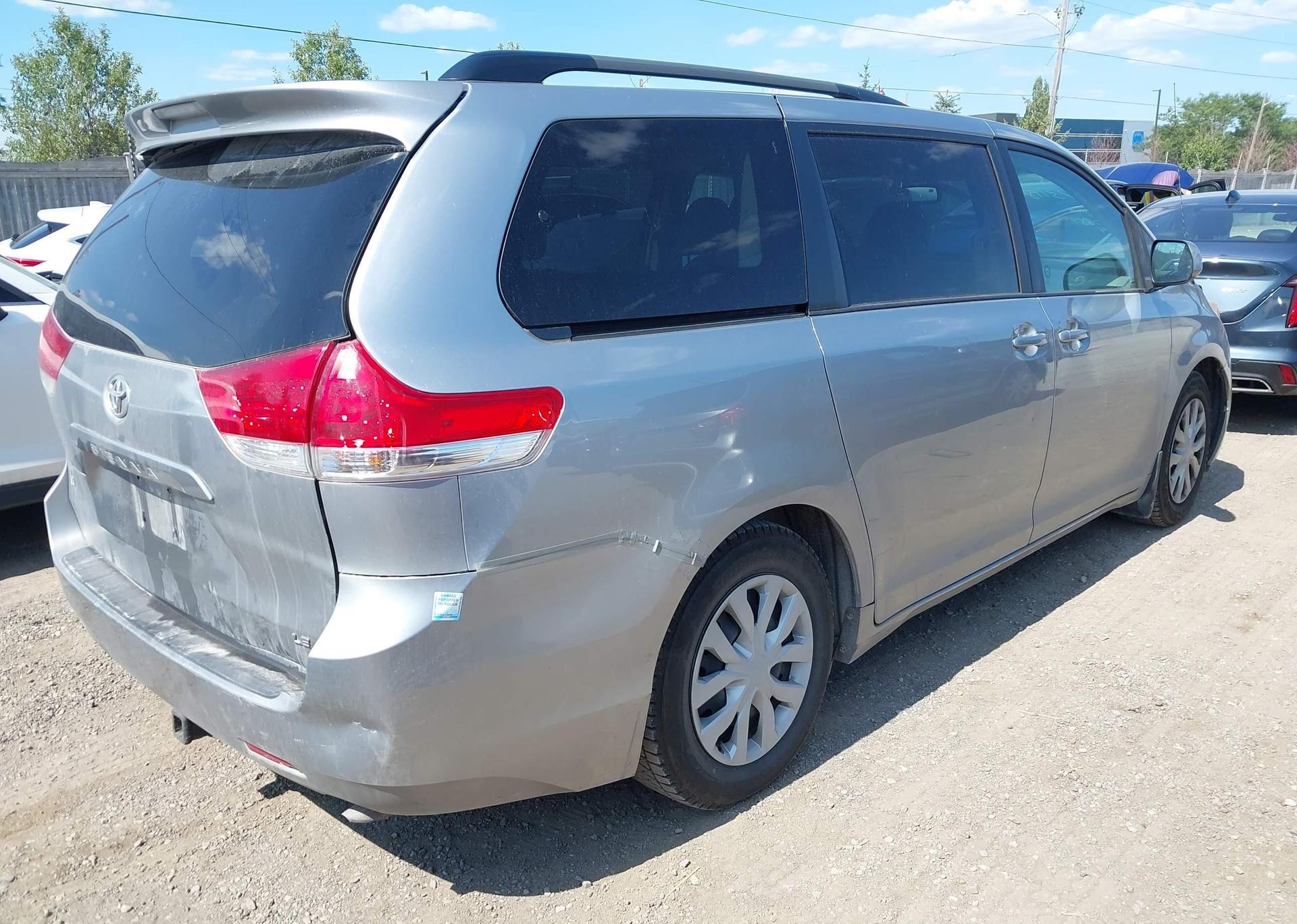 2011 TOYOTA SIENNA LE