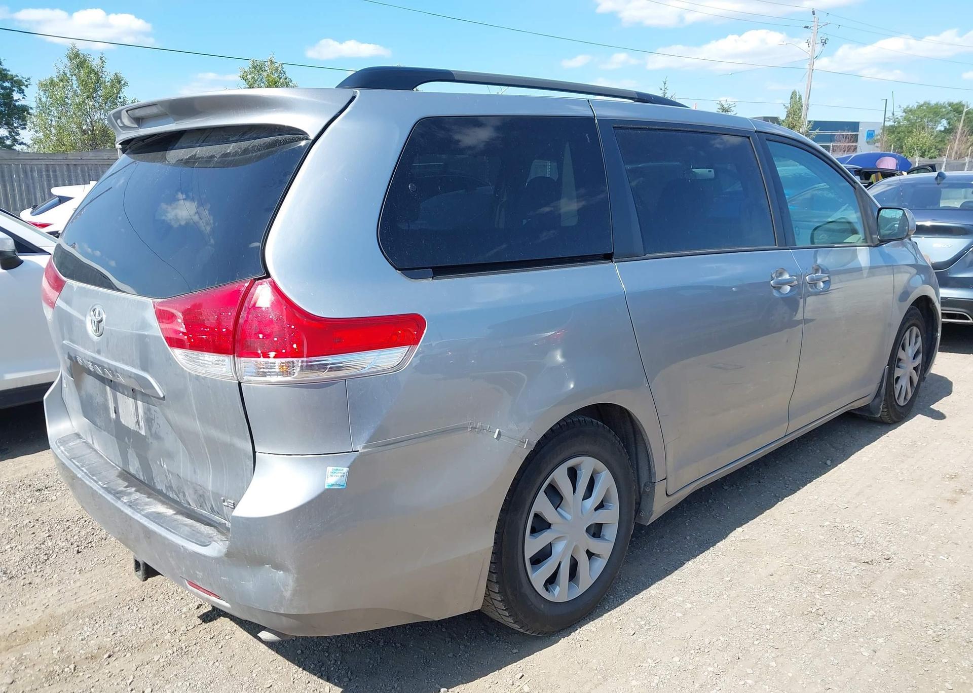 2011 TOYOTA SIENNA LE
