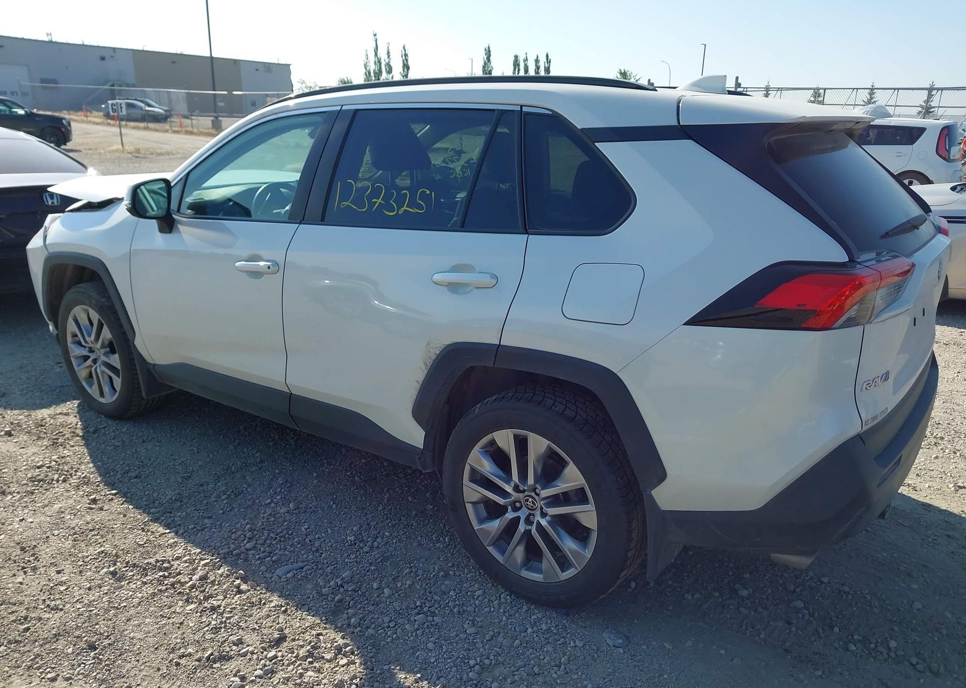 2022 TOYOTA RAV4 XLE