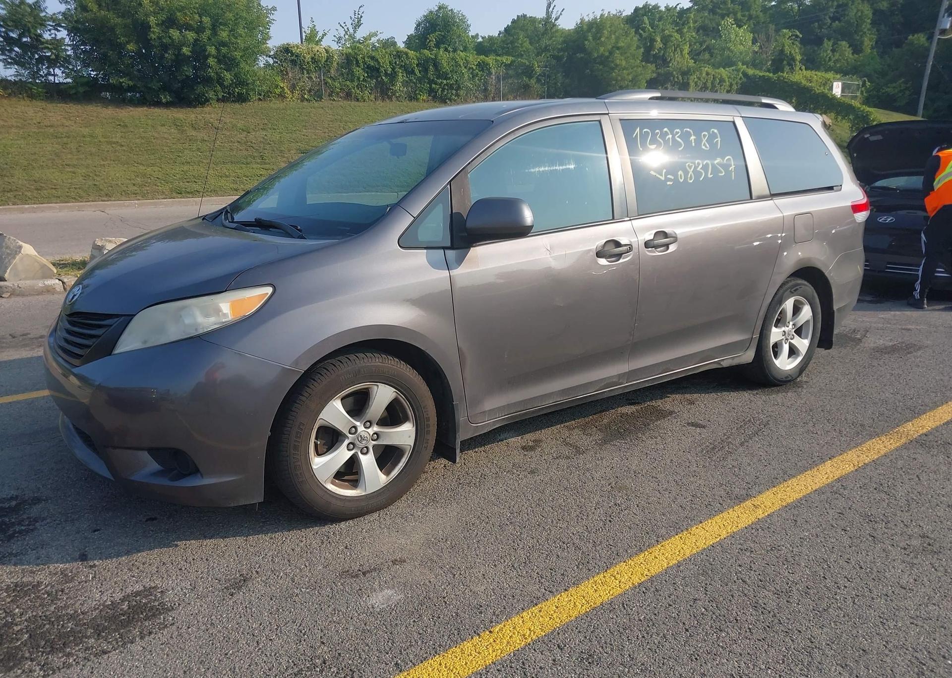 2011 TOYOTA SIENNA