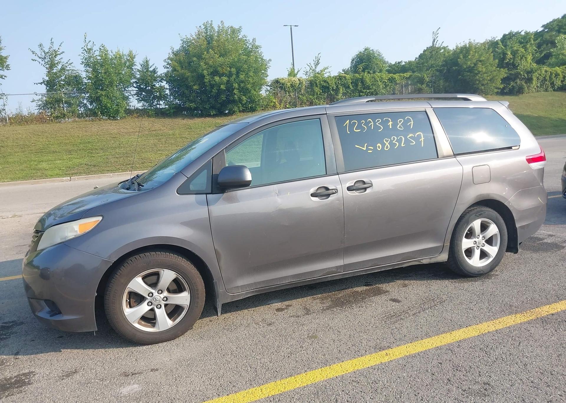 2011 TOYOTA SIENNA