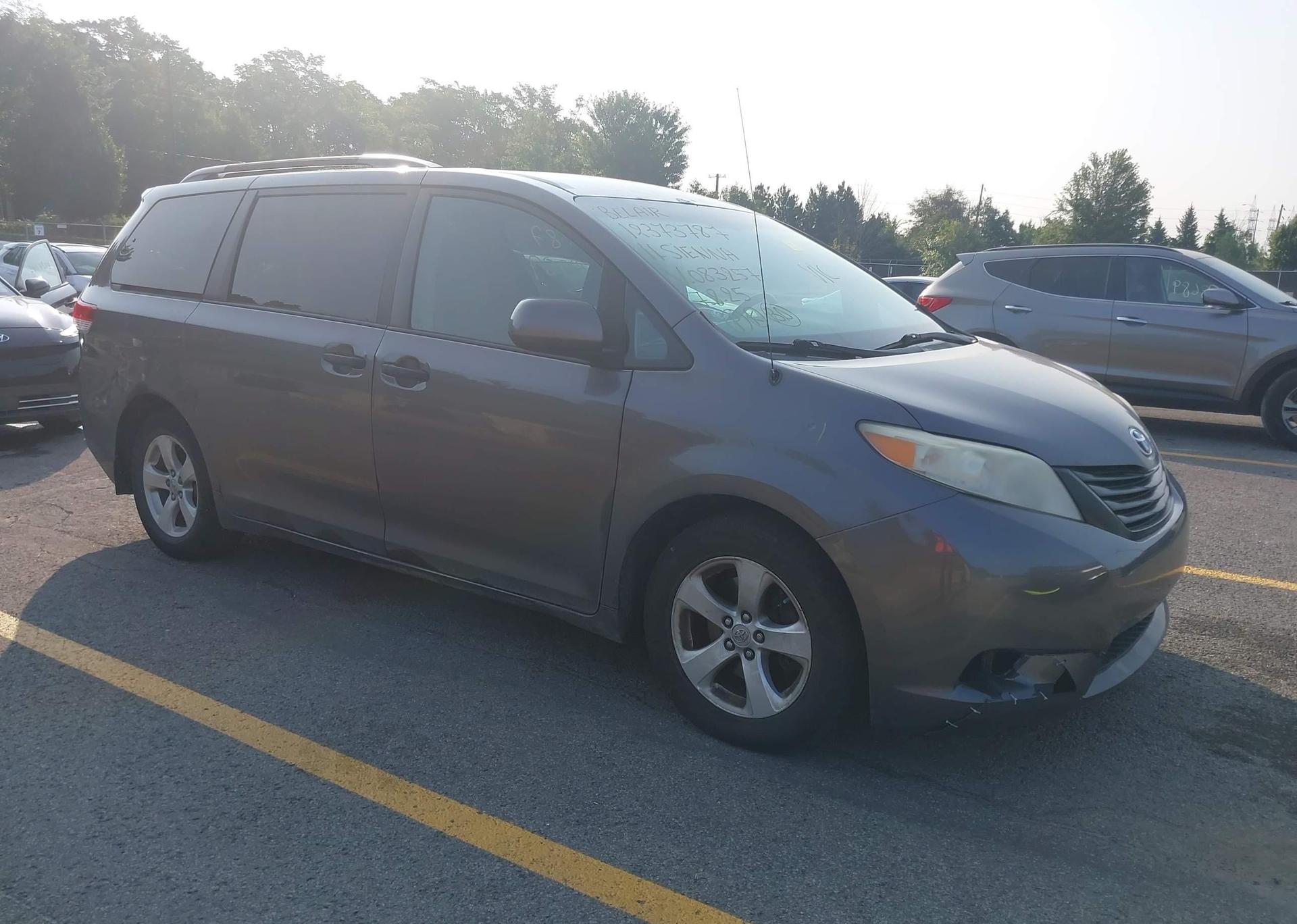 2011 TOYOTA SIENNA