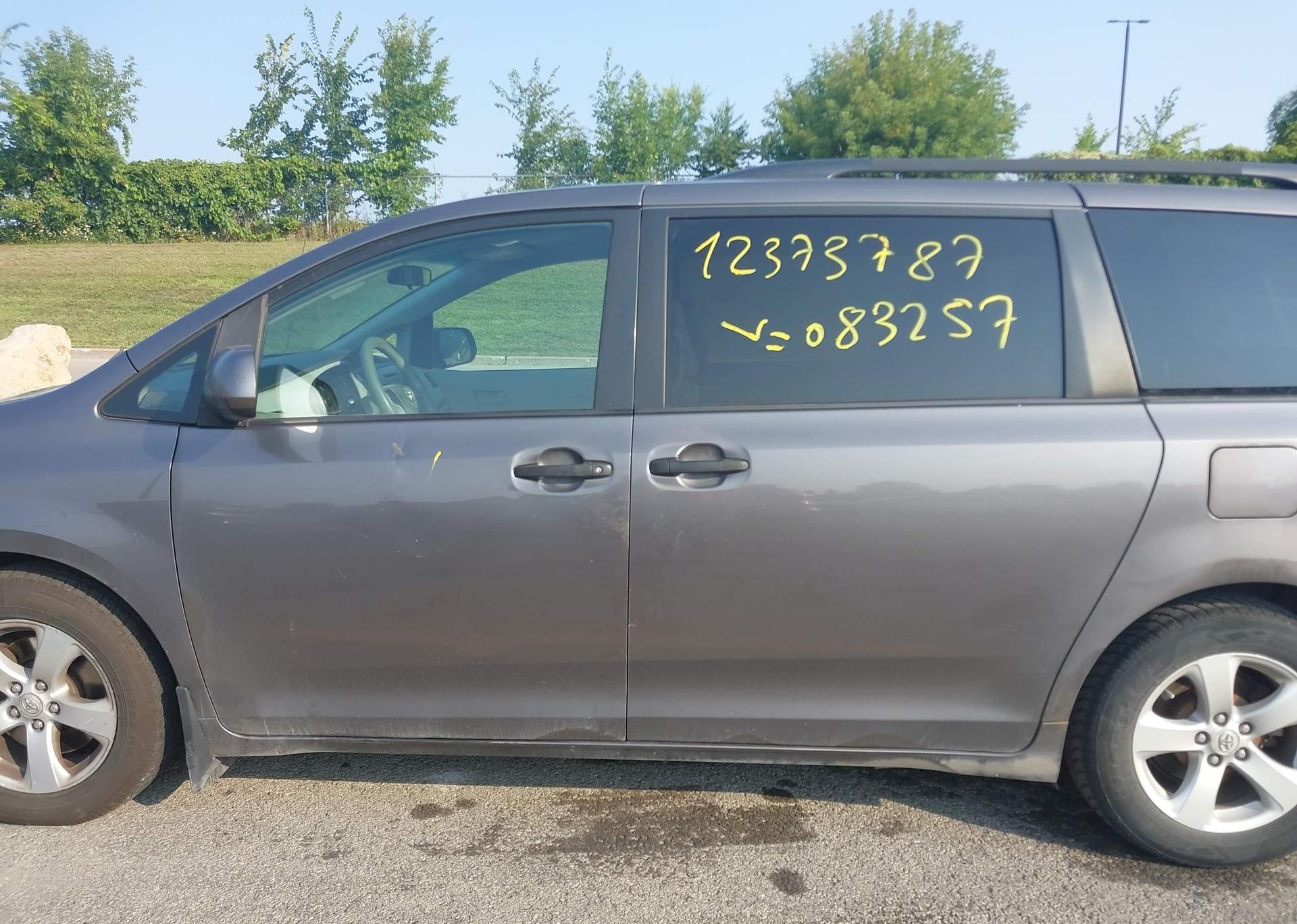 2011 TOYOTA SIENNA