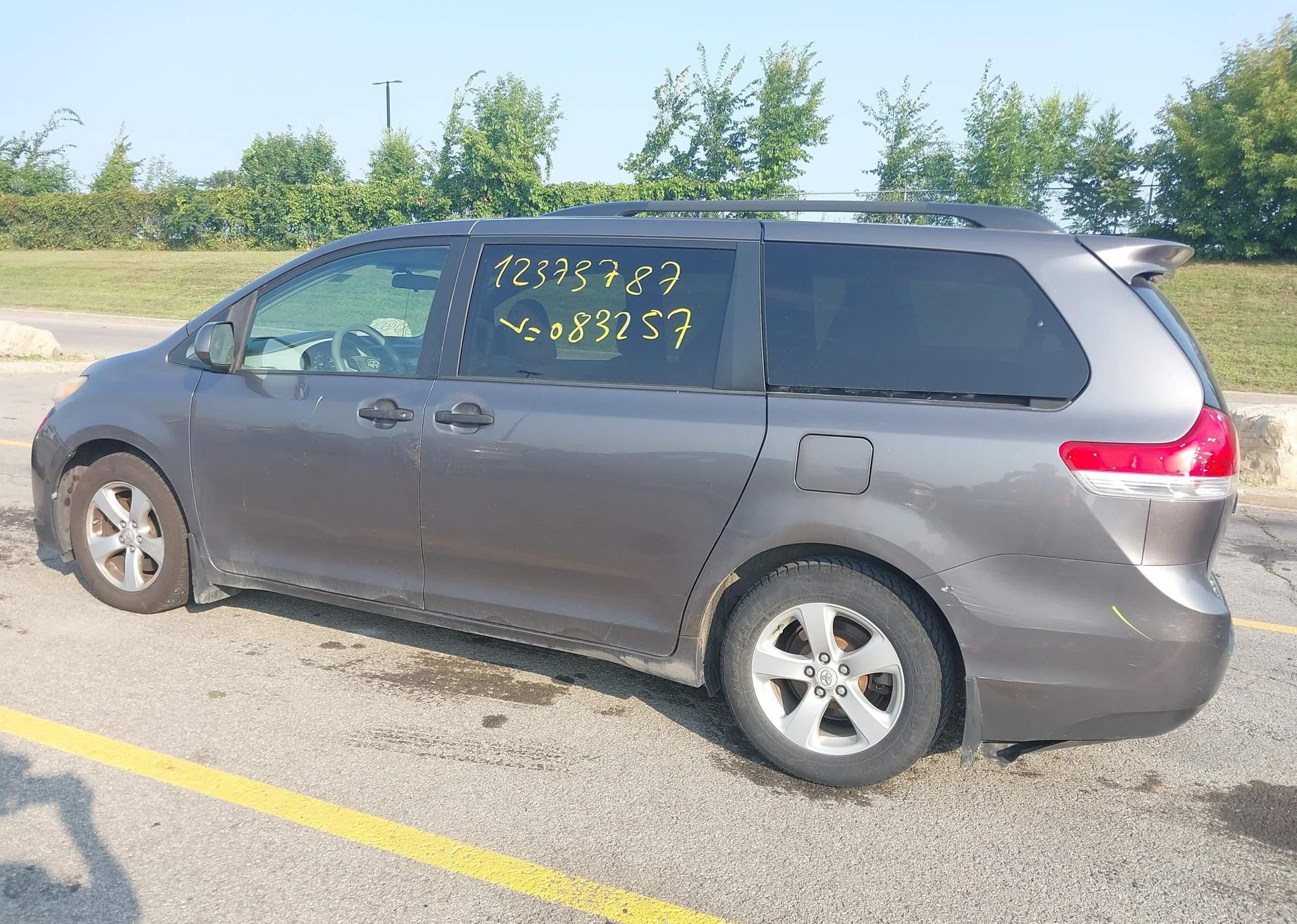 2011 TOYOTA SIENNA