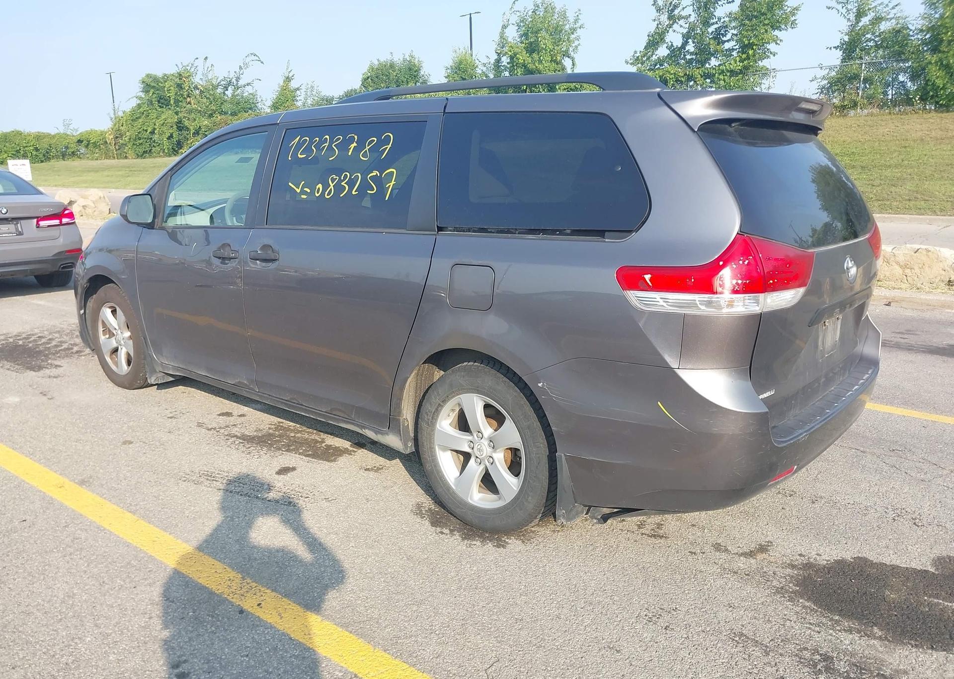 2011 TOYOTA SIENNA