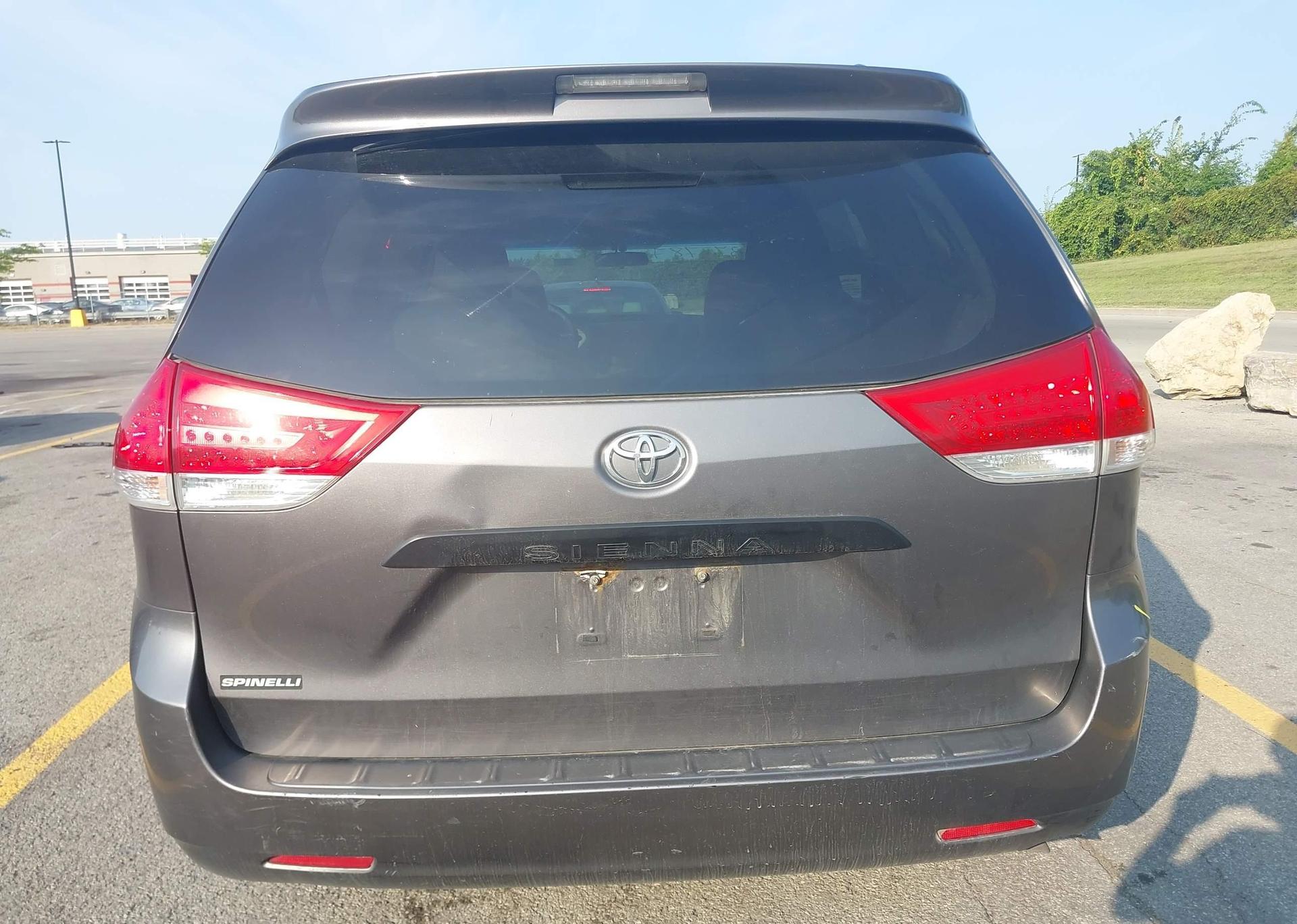2011 TOYOTA SIENNA
